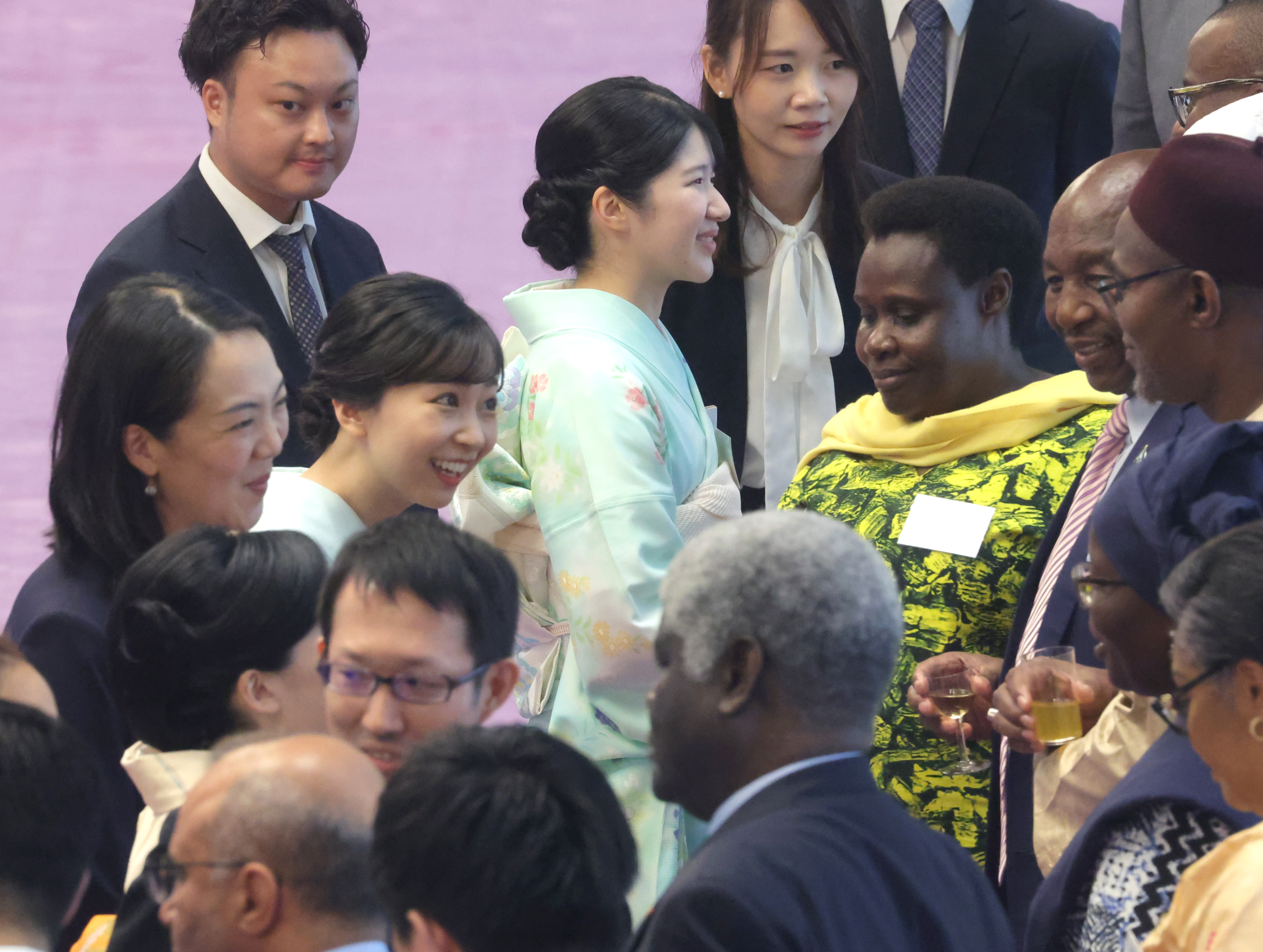 天皇、皇后両陛下 アフリカ首脳夫妻招かれ茶会