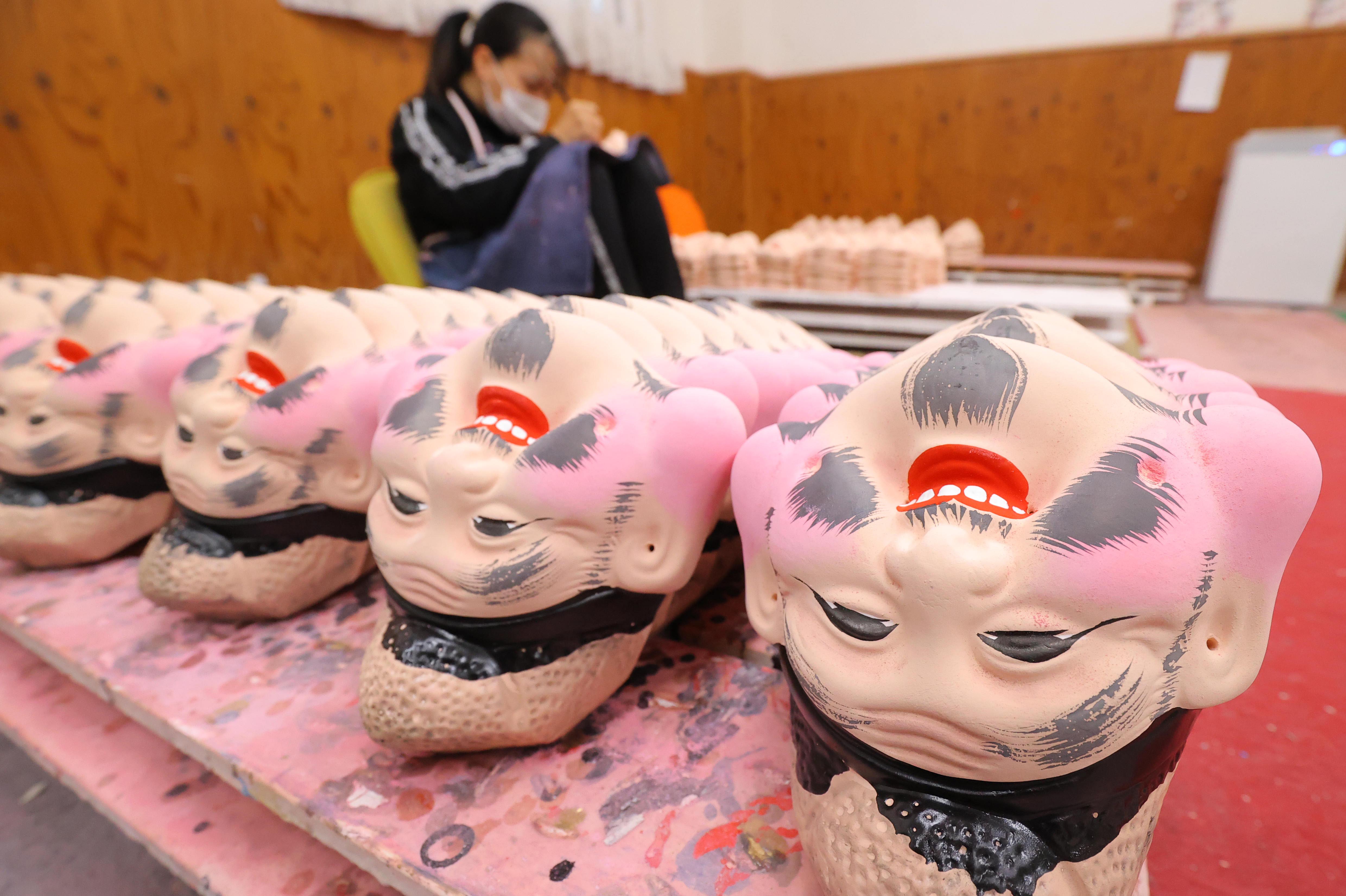 万博の勢いで来年もよい年に」十日えびすへ色鮮やかに面を装飾 明治