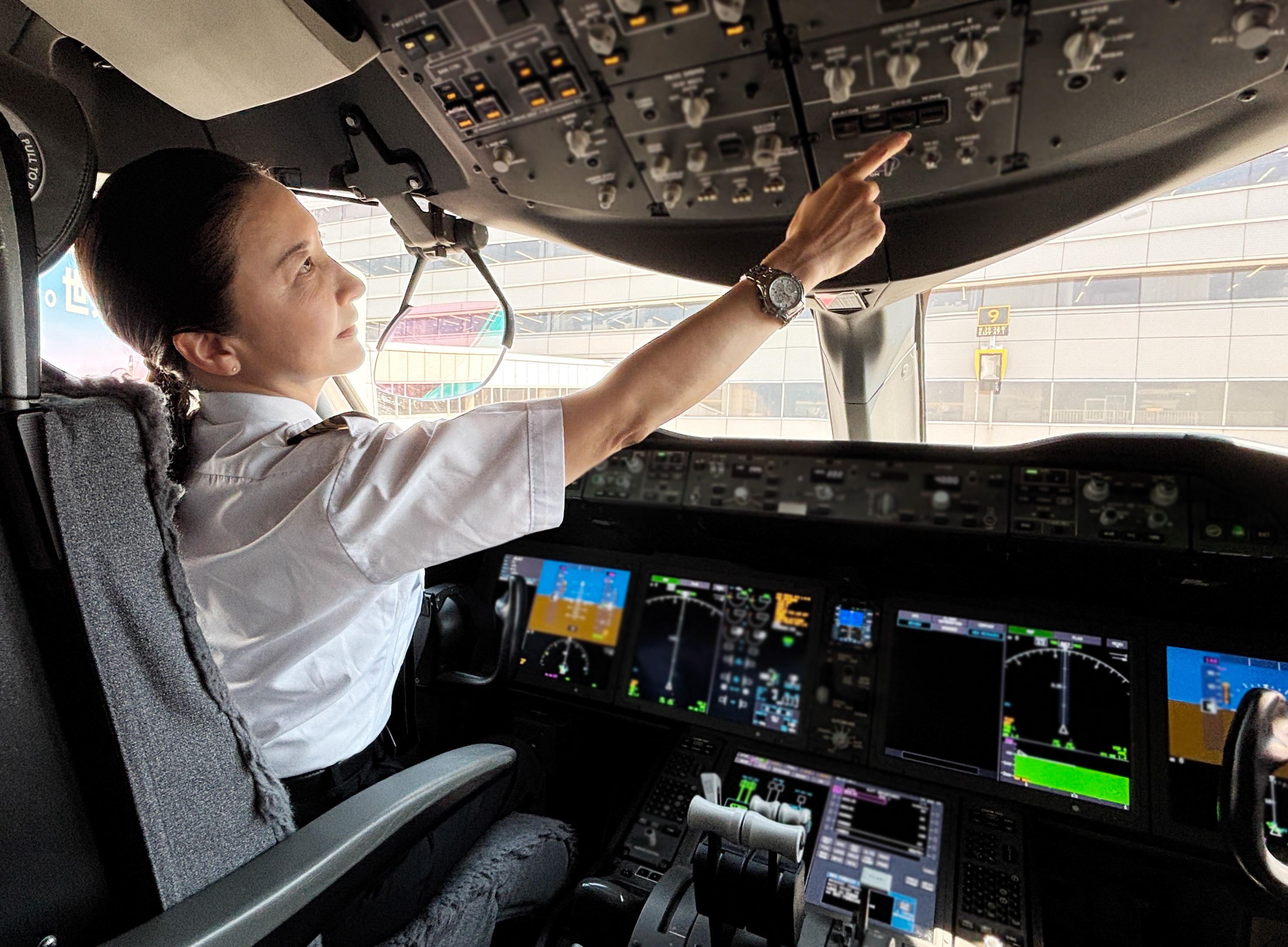 身長155センチ 壁を破った日本初の女性機長、藤明里さんが語る〝忘れ