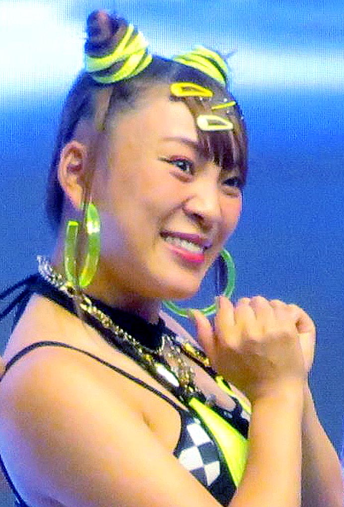 活動休止中のフワちゃん、朝日奈央の披露宴で新郎新婦より注目 会場に