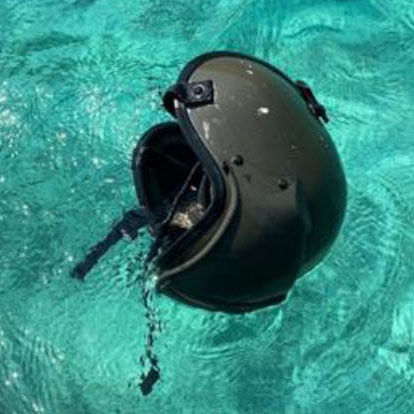 フォト】ヘルメット原形のまま発見、近くで燃料タンクも 宮古島、陸自