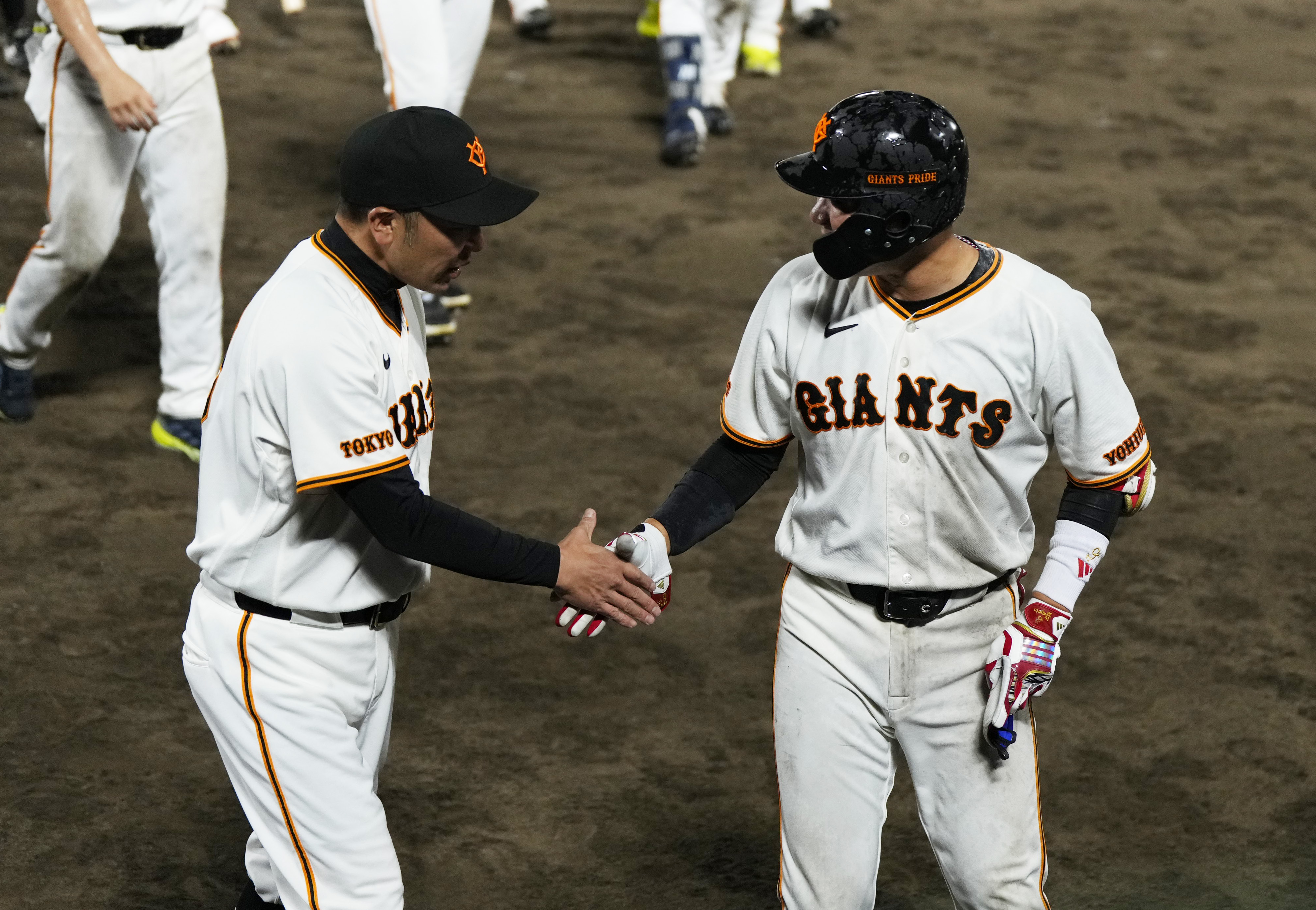阿部慎之助・坂本勇人　本塁打記念プレート 巨人・阿部監督、サヨナラ3ランで通算300号の坂本勇人は「やっぱり