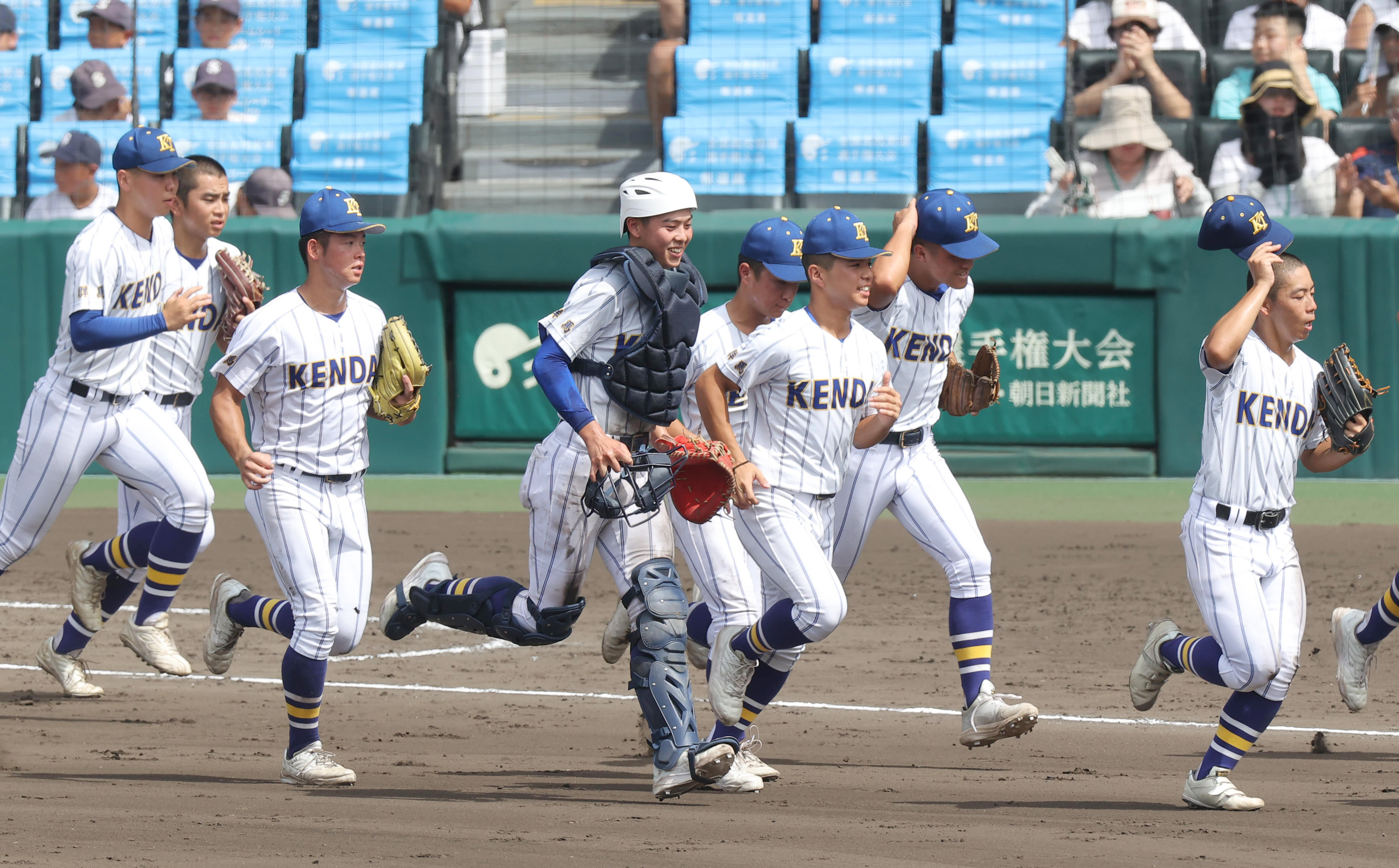 甲子園】健大高崎が12年ぶりの夏8強 4投手で1失点リレー 次戦は18日の