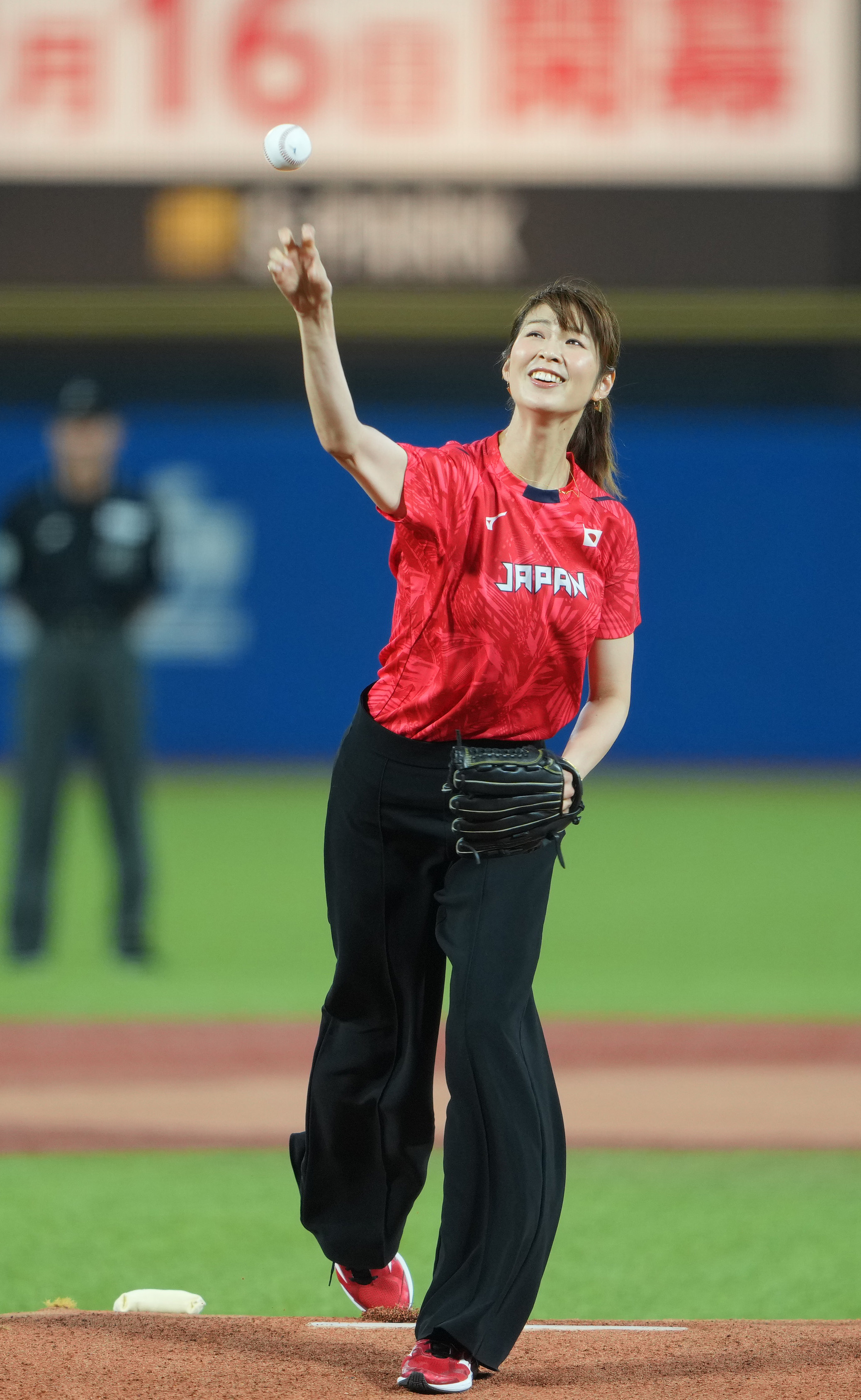 フォト】木村沙織さんが始球式 バレーW杯を前に「バボちゃん」も登場