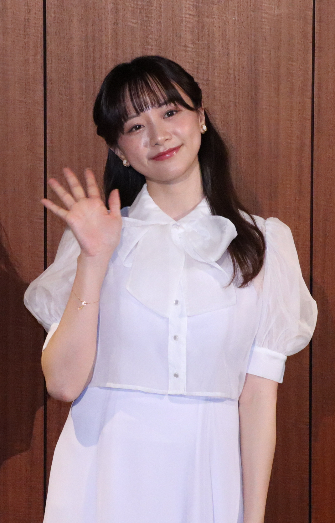 森香澄、ファースト写真集の表紙を解禁 「お渡し会で皆様にお会い