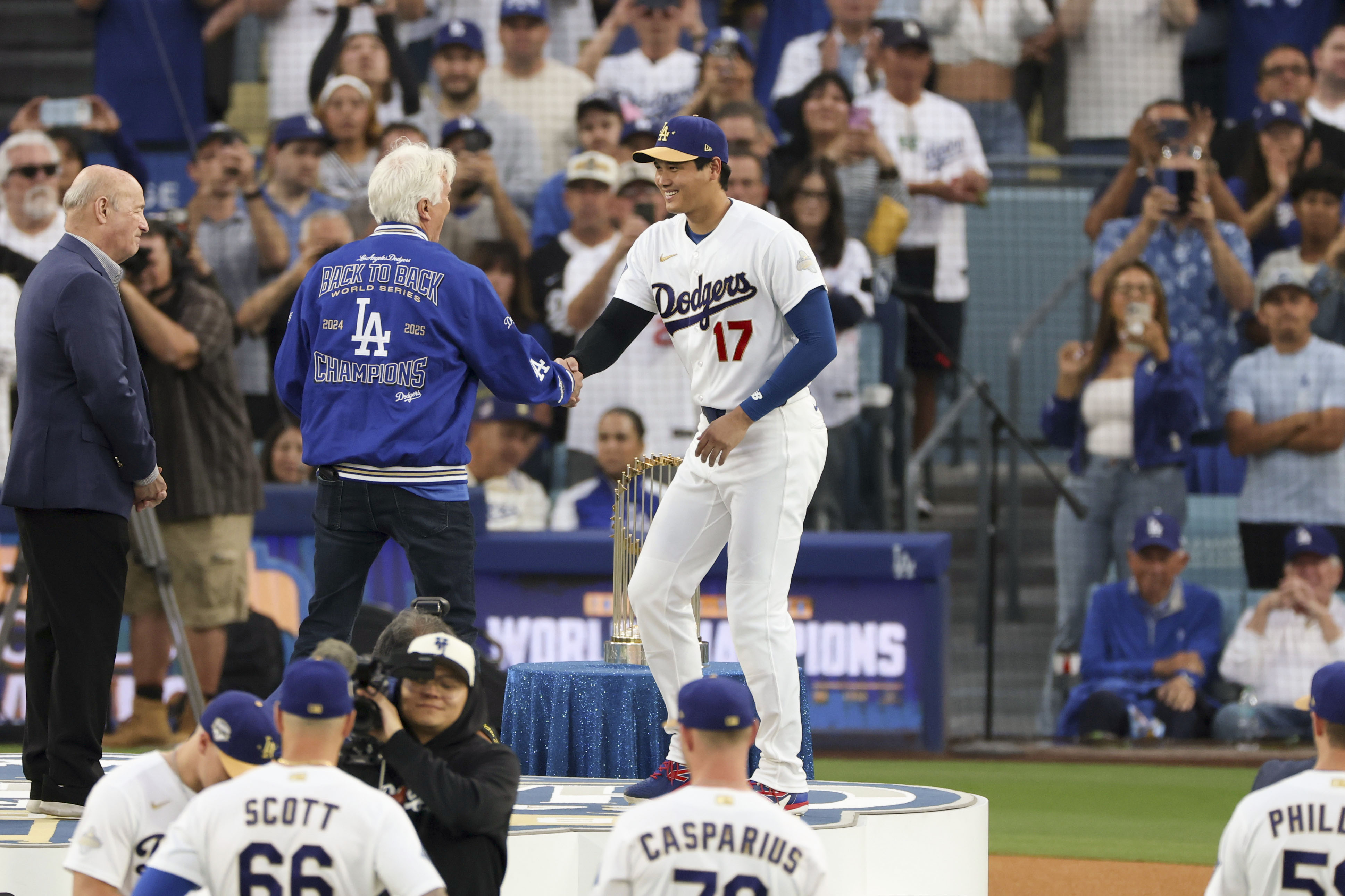 ドジャース大谷翔平や山本由伸らが「優勝リング」に笑顔 ワールド
