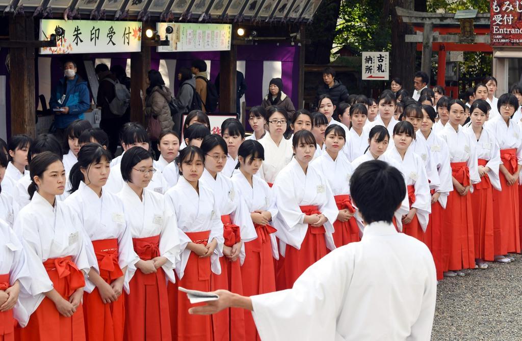 動画あり 初詣に備えアルバイトの巫女１１０人が研修 北野天満宮 産経ニュース