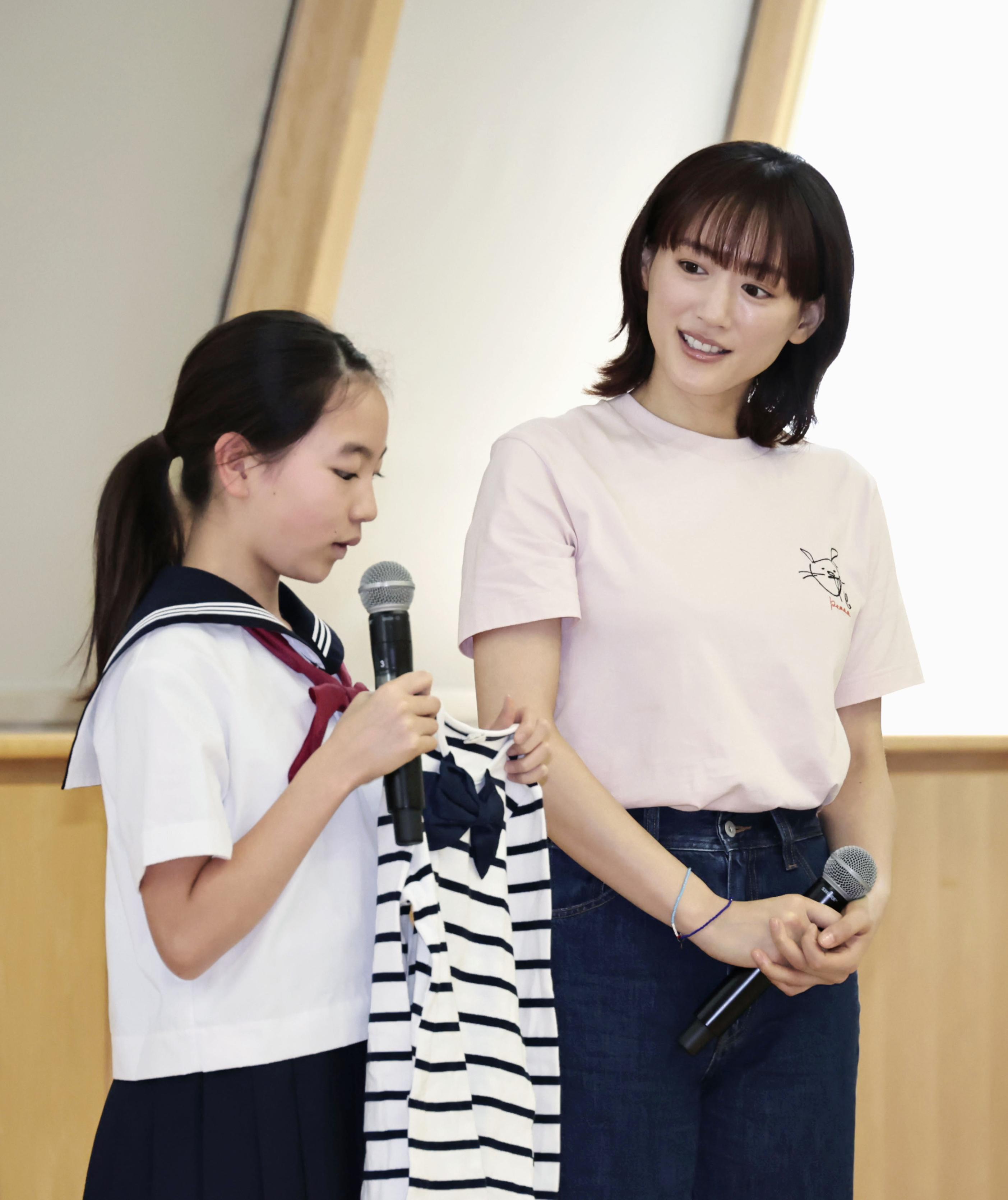 綾瀬はるか、難民支援で出張授業 「チャリティーTシャツ作りました 
