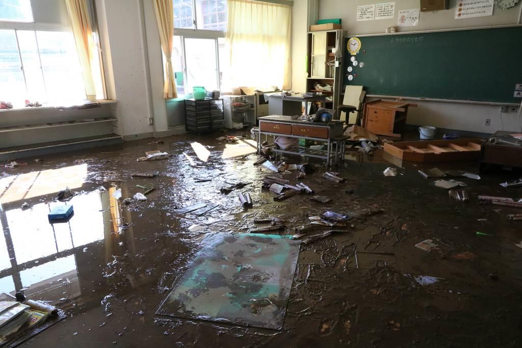 【中古】 小学校・中学校野外観察の基本事項と事故防止 鈴木秀三郎 ,赤松弥男 台風19号】泥まみれの机やいす、授業再開メド立たず 福島・郡山の