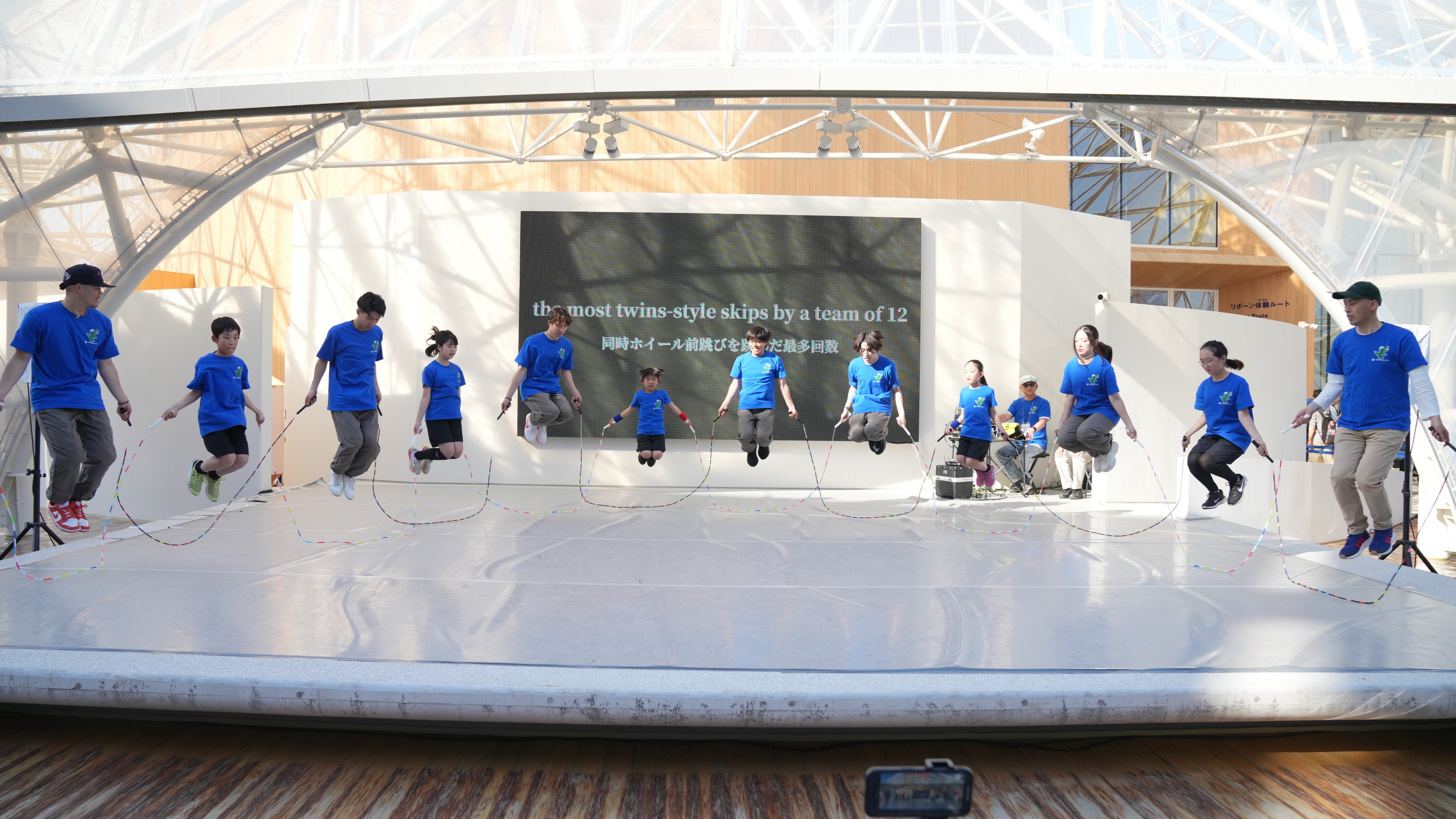 縄跳びのギネス記録、万博で樹立 世界チャンピオン率いるチームを大阪
