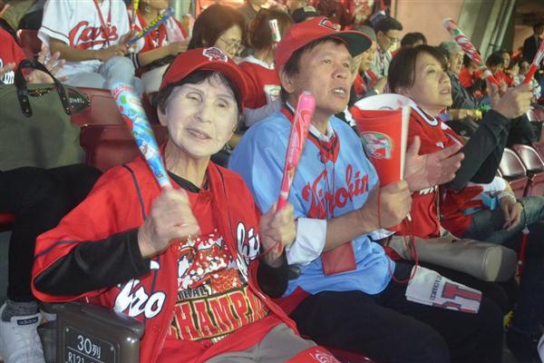 元祖カープ女子 日本一の胴上げが見たい ８８歳女性 きょうもスタンドで真っ赤に燃える 産経ニュース
