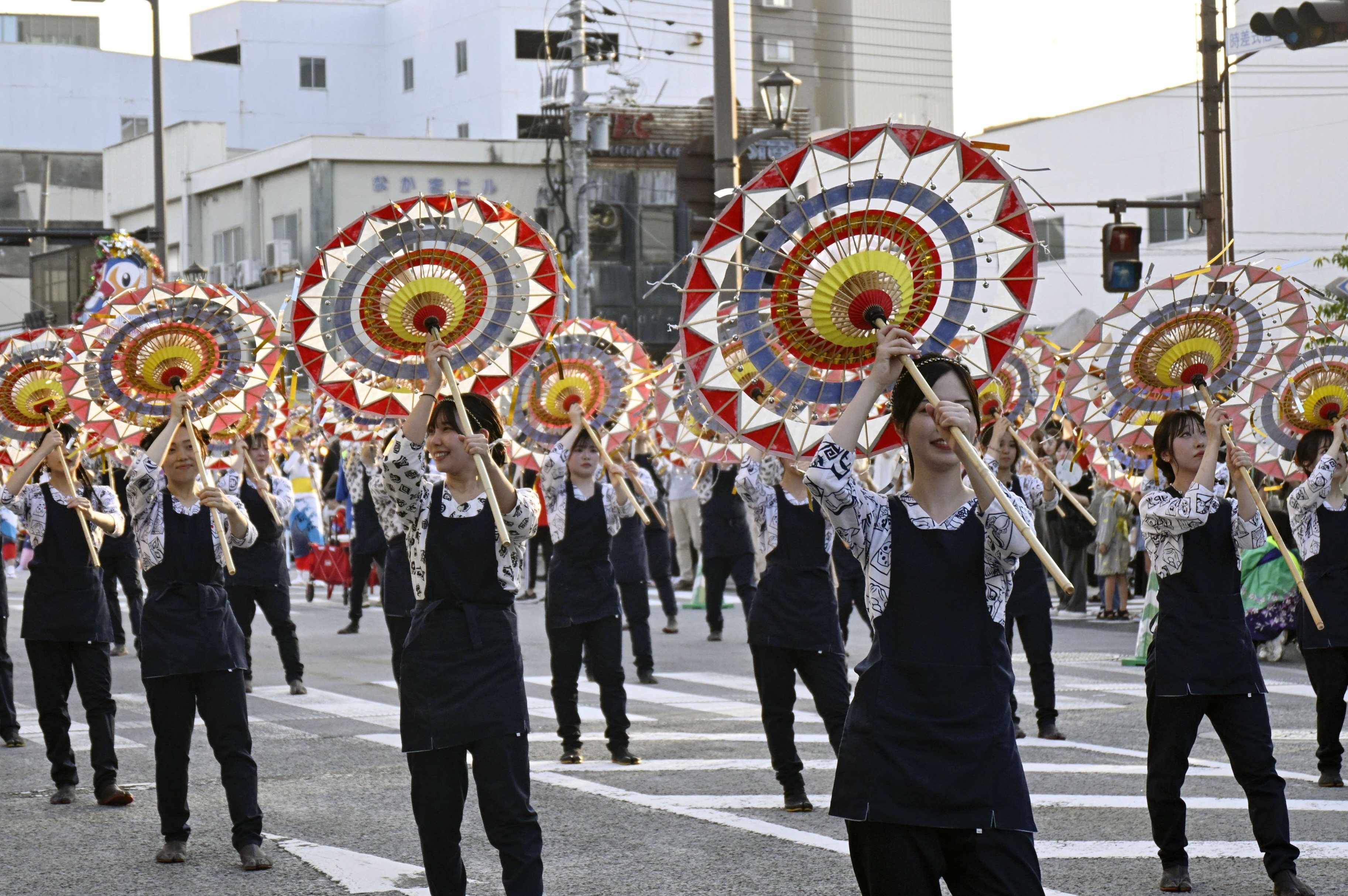 踊り傘 鳥取 しゃんしゃん祭り 和傘 鈴付き 舞台 小道具 インテリア 小物格安 破れあり》鳥取 しゃんしゃん祭り 和傘 踊り傘 しゃんしゃん傘