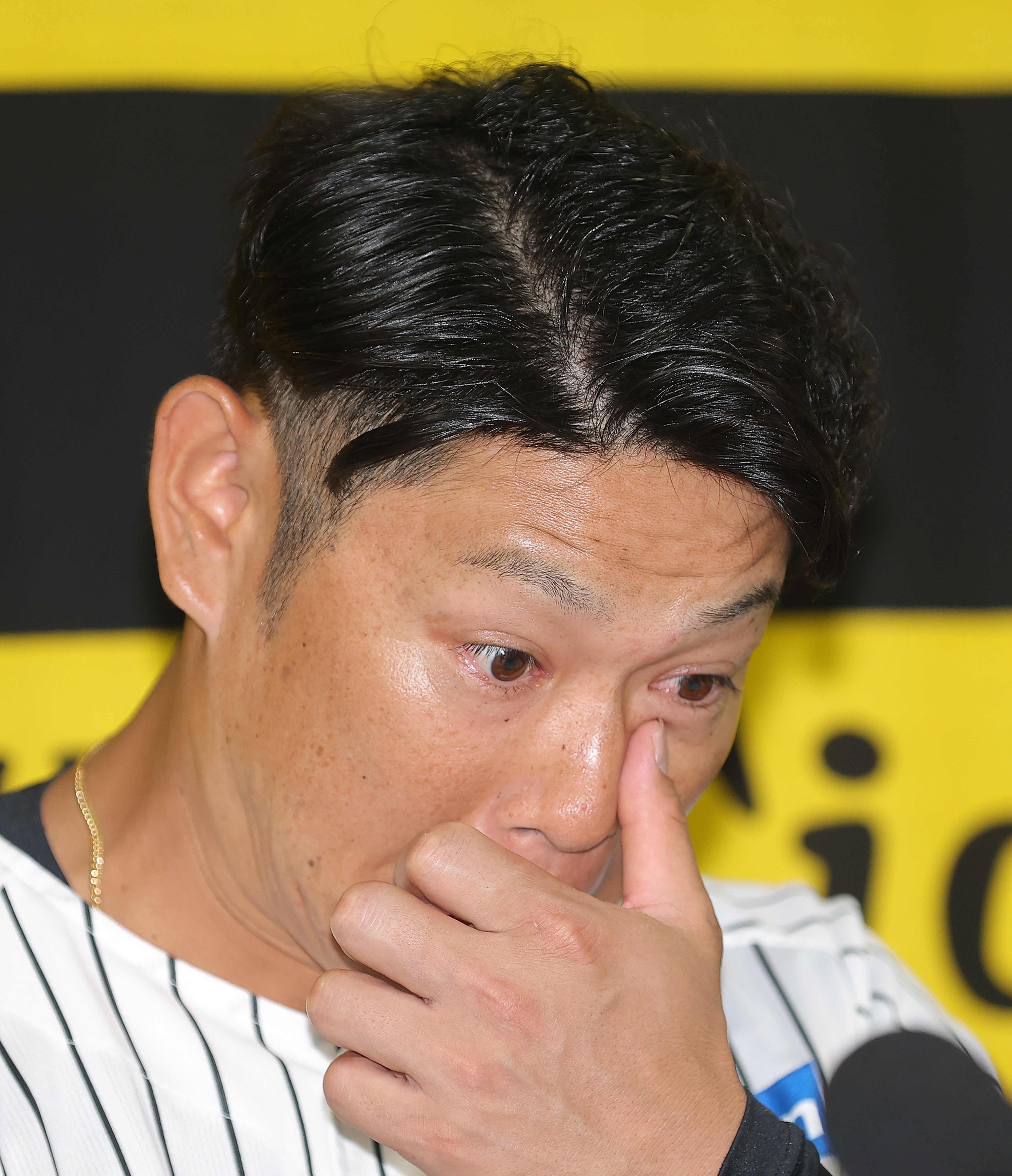 阪神・原口文仁、ユニホーム姿で引退会見「まだ戦いがある。スーツは