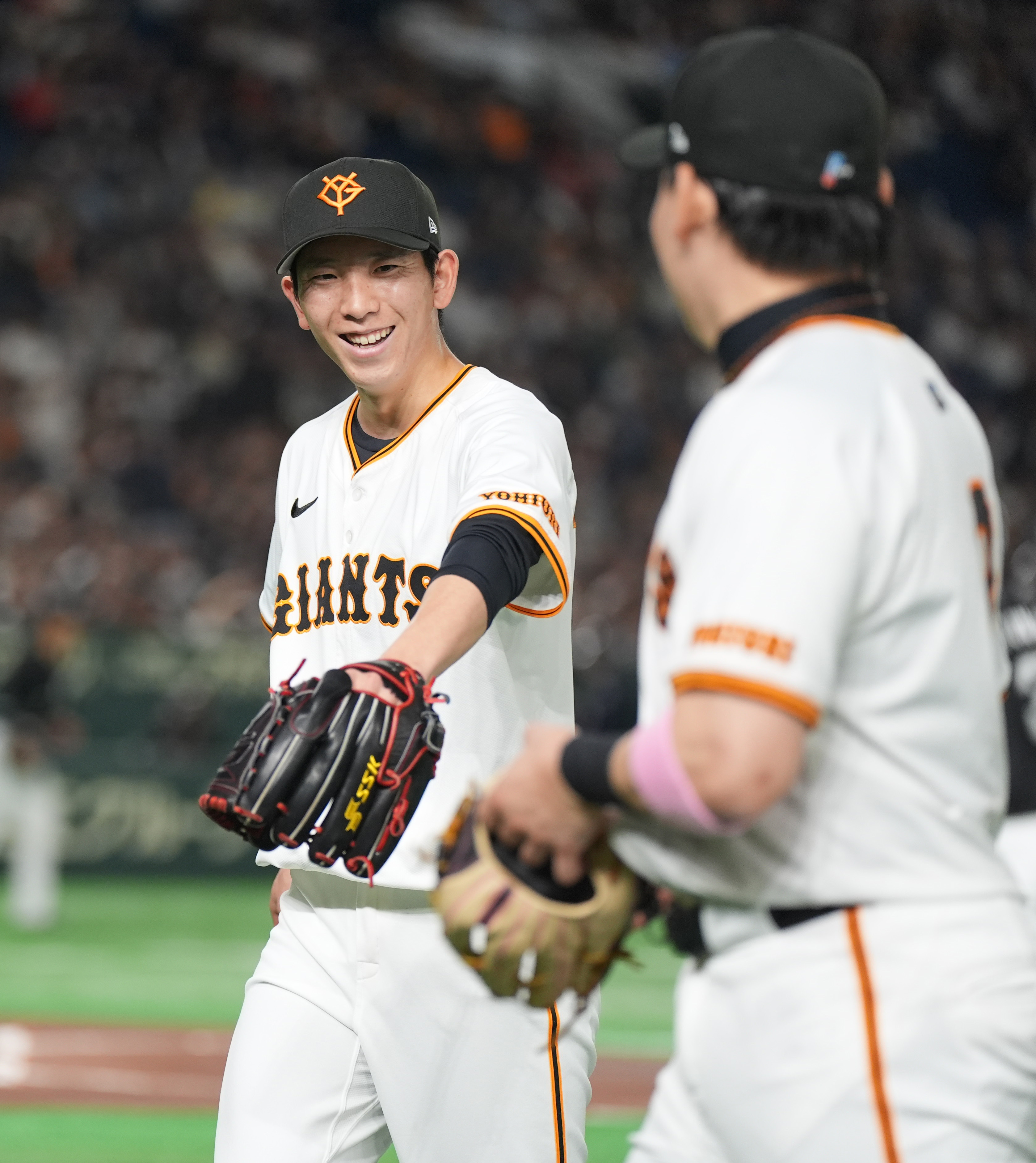 巨人・丸佳浩、体ごと客席にダイブするスーパーキャッチ！ - サンスポ