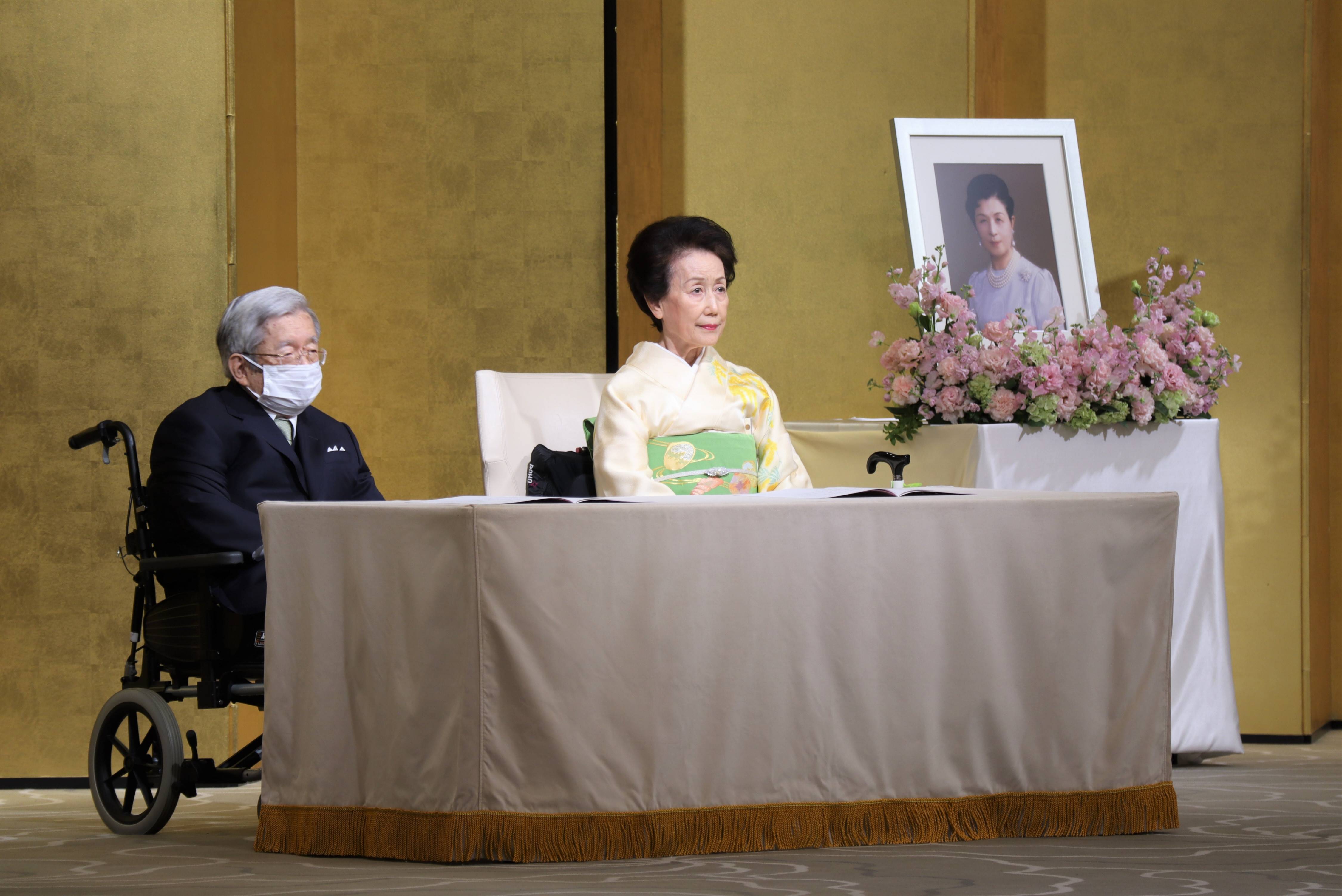 天皇、皇后両陛下と愛子さま、盆栽ご覧に 紀子さま、書家の活躍喜ば