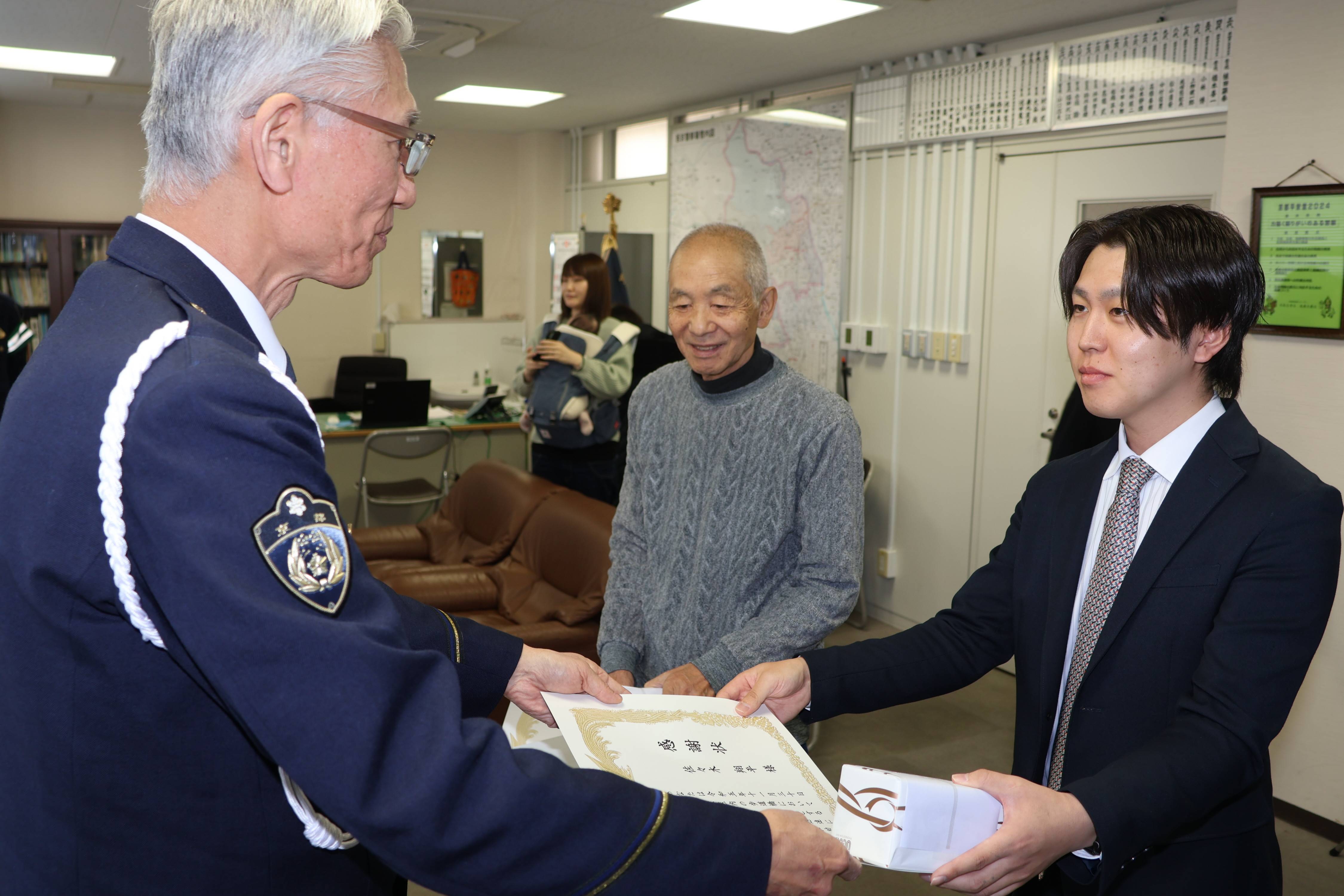 助けなあかん」とっさに動いた体 飛び降り自殺防いだ２人に感謝状 - 産経ニュース