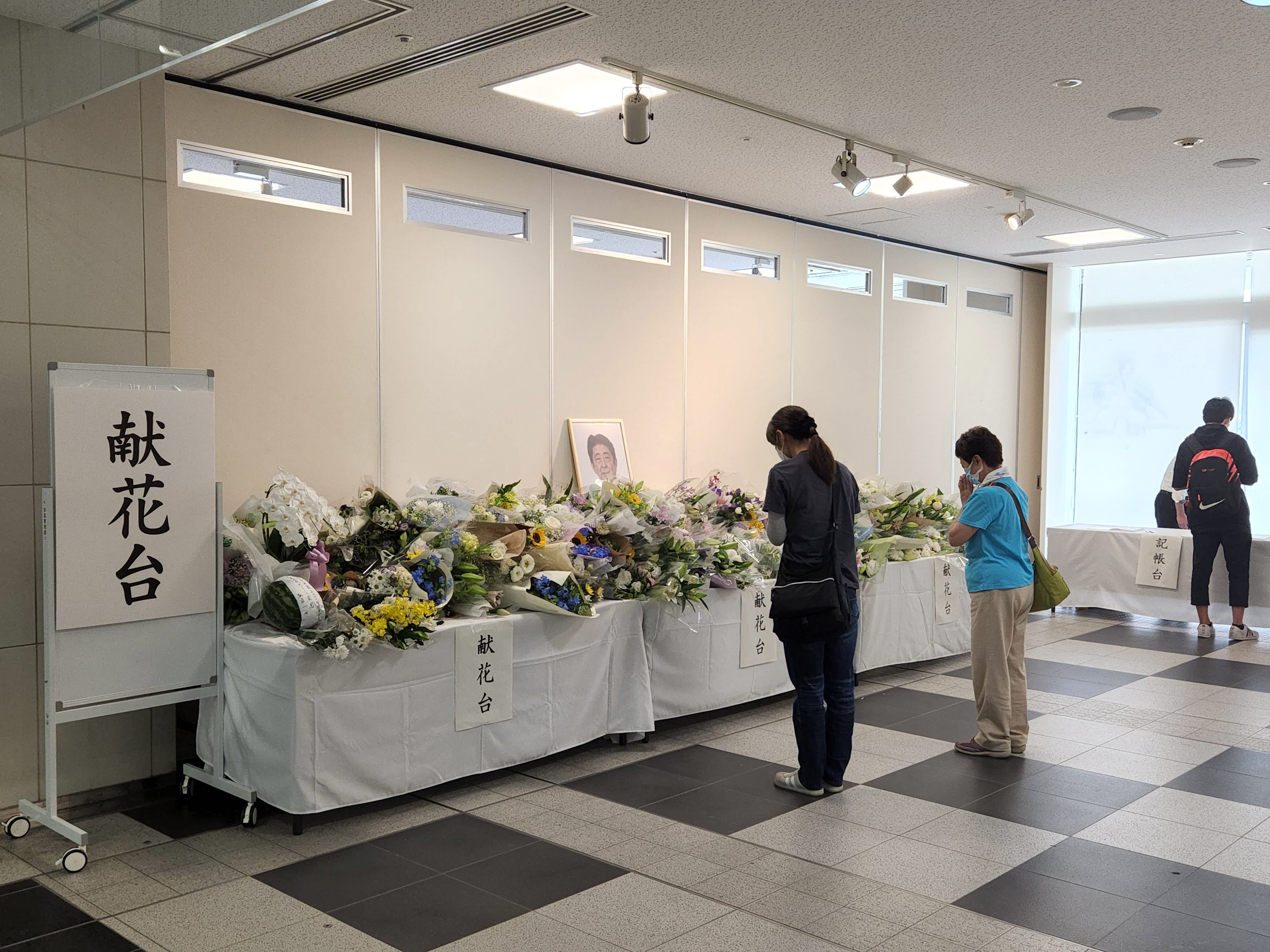 涙して遺影に手合わせ 献花台へ市民らの列 産経ニュース
