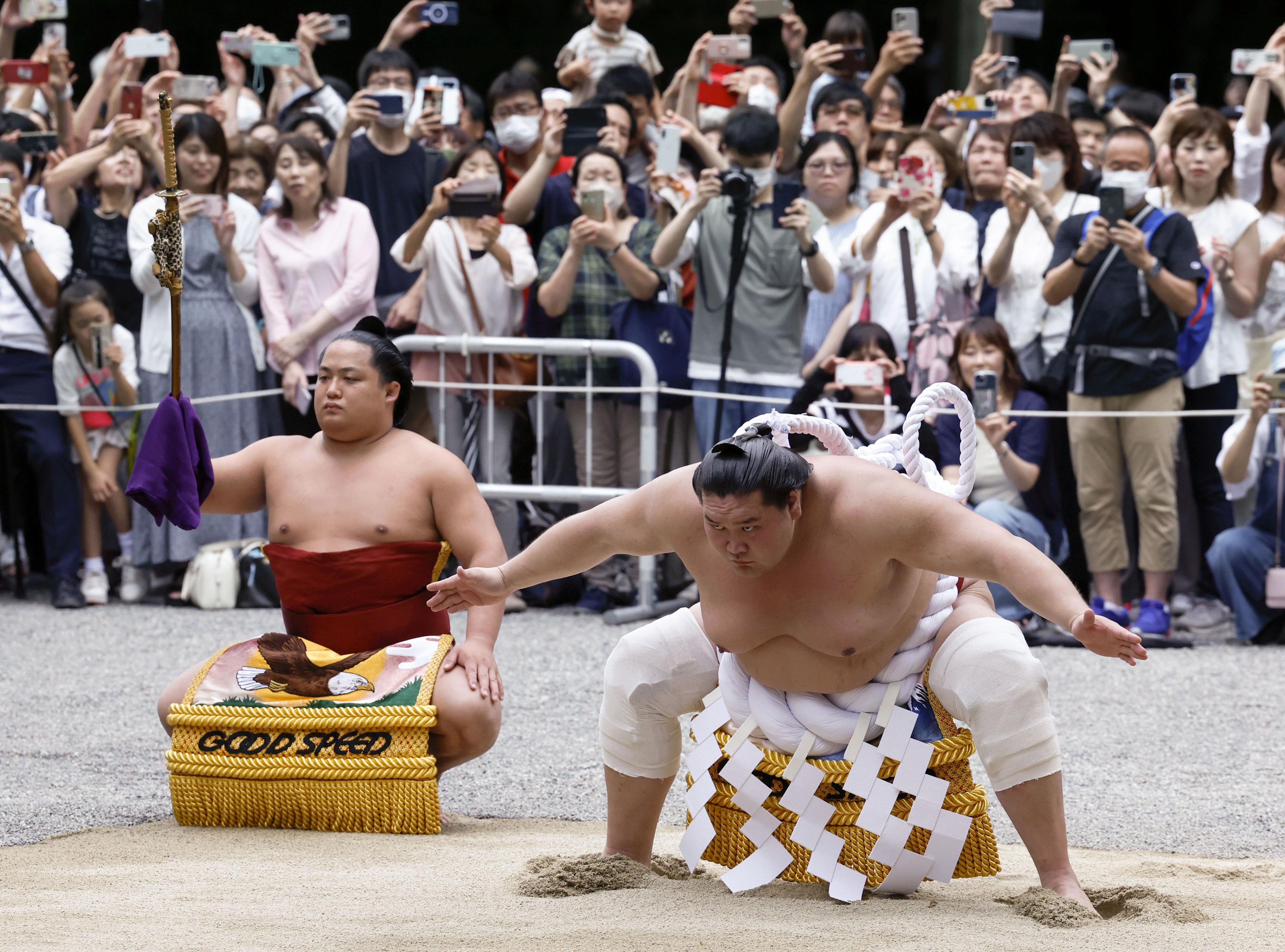 照ノ富士が奉納土俵入り 不知火型を披露 熱田神宮で４年ぶり実施