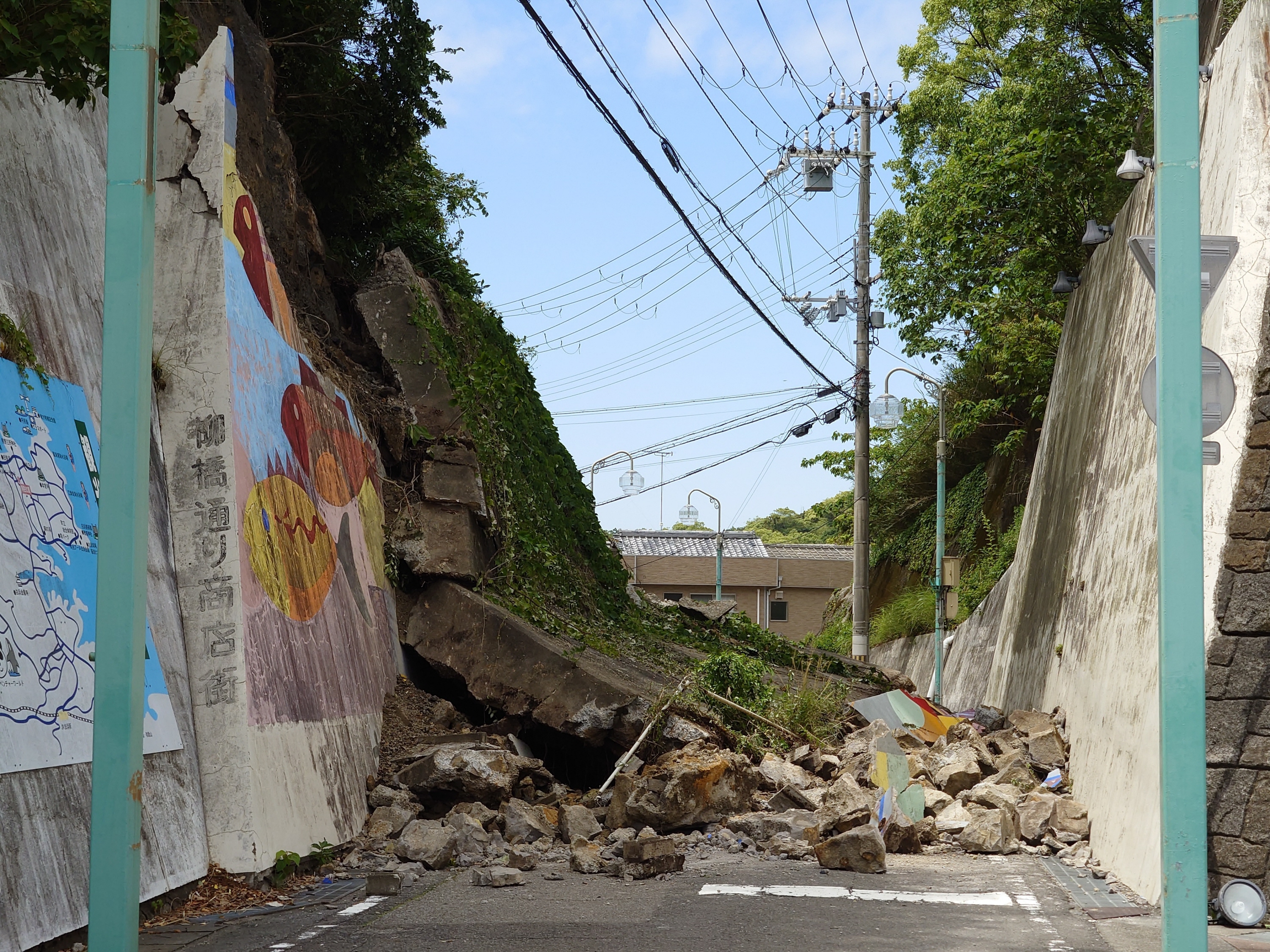 和歌山・白浜温泉「繁華街」の町道で崩落発生 観光への影響懸念 - 産経ニュース