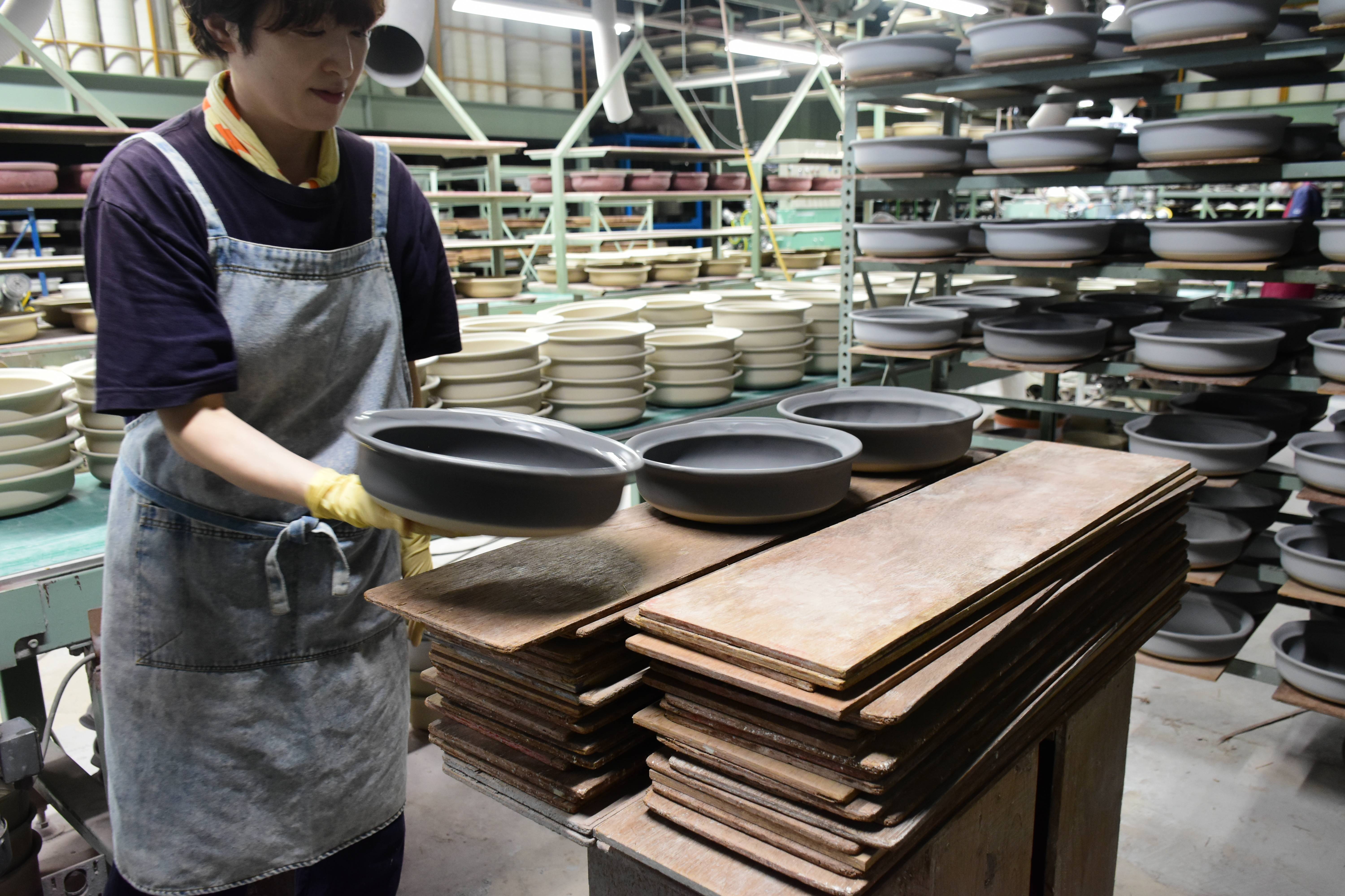 国産土鍋の8割占める萬古焼 昭和の食卓を彩った定番から「らしくない