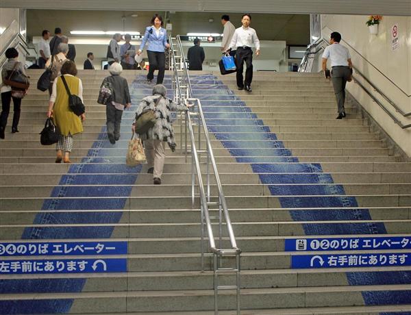 階段に 巨大なジーンズ 産地の玄関口 ｊｒ児島駅に出現 構内の至る所に装飾 愛称もついた 岡山 産経ニュース