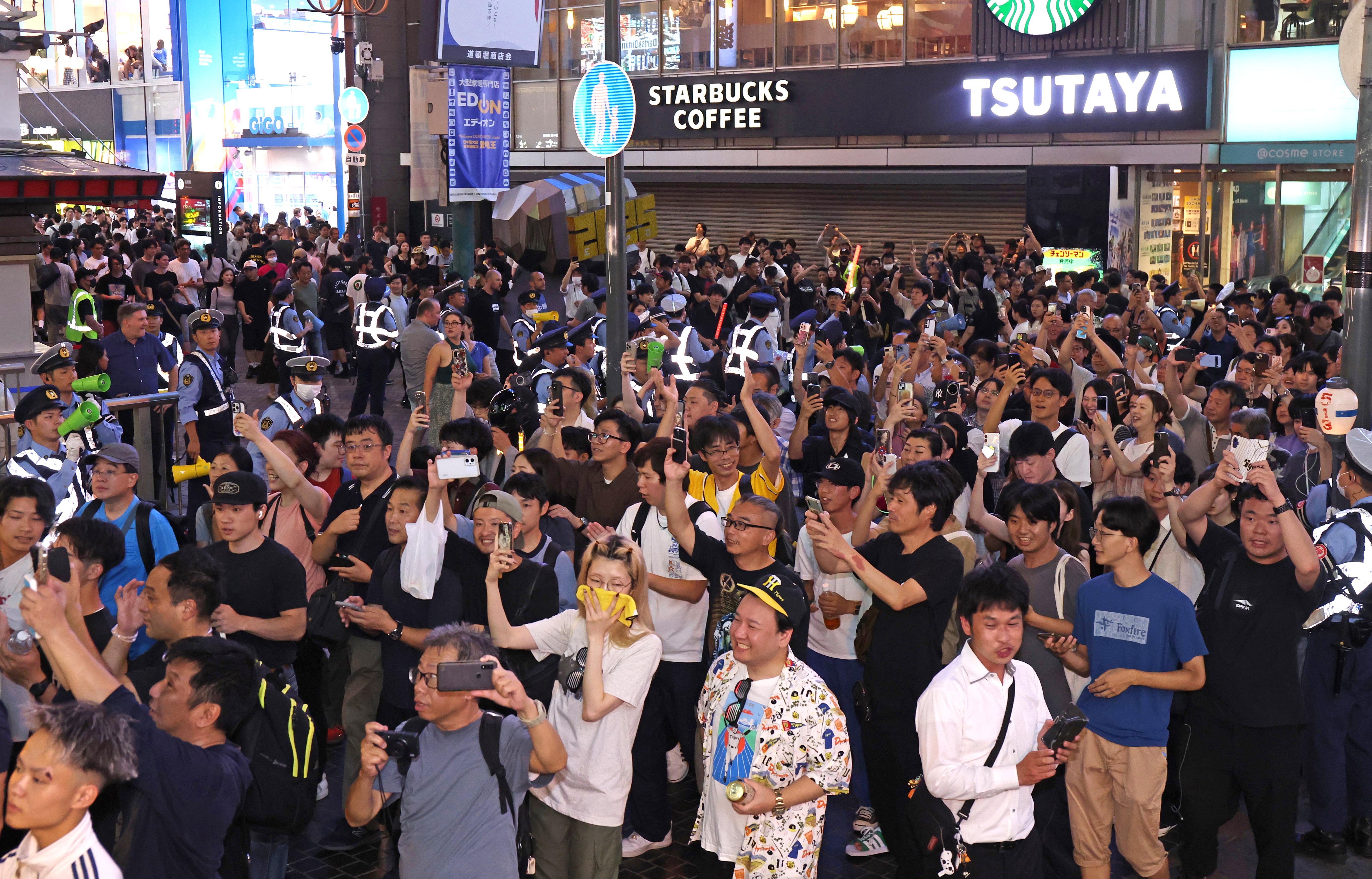 動画】阪神優勝7日の熱狂…戎橋上でハイタッチ、29人飛び込み