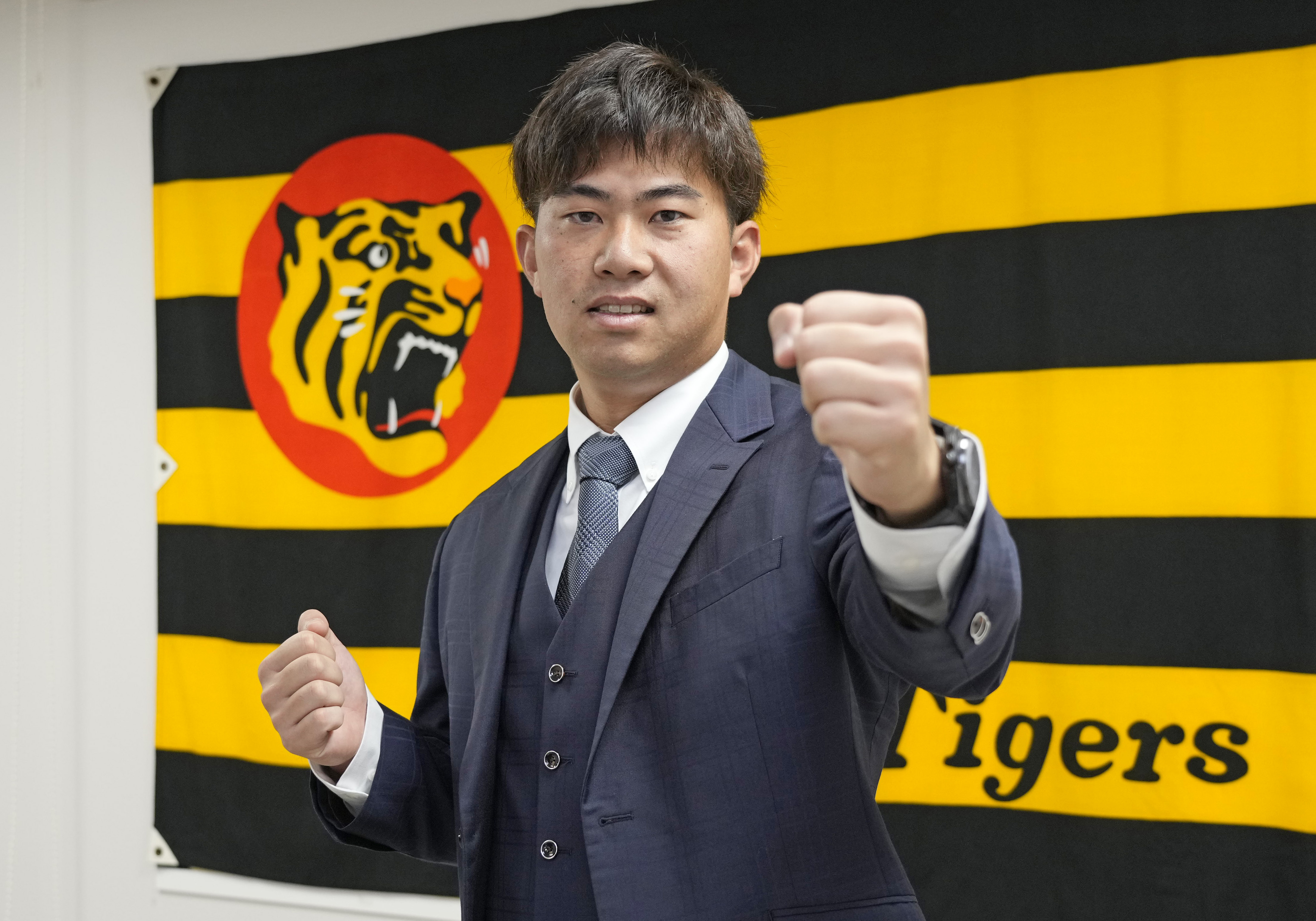 最優秀中継ぎのタイトルを獲得した阪神・桐敷拓馬、年俸3300万円から2