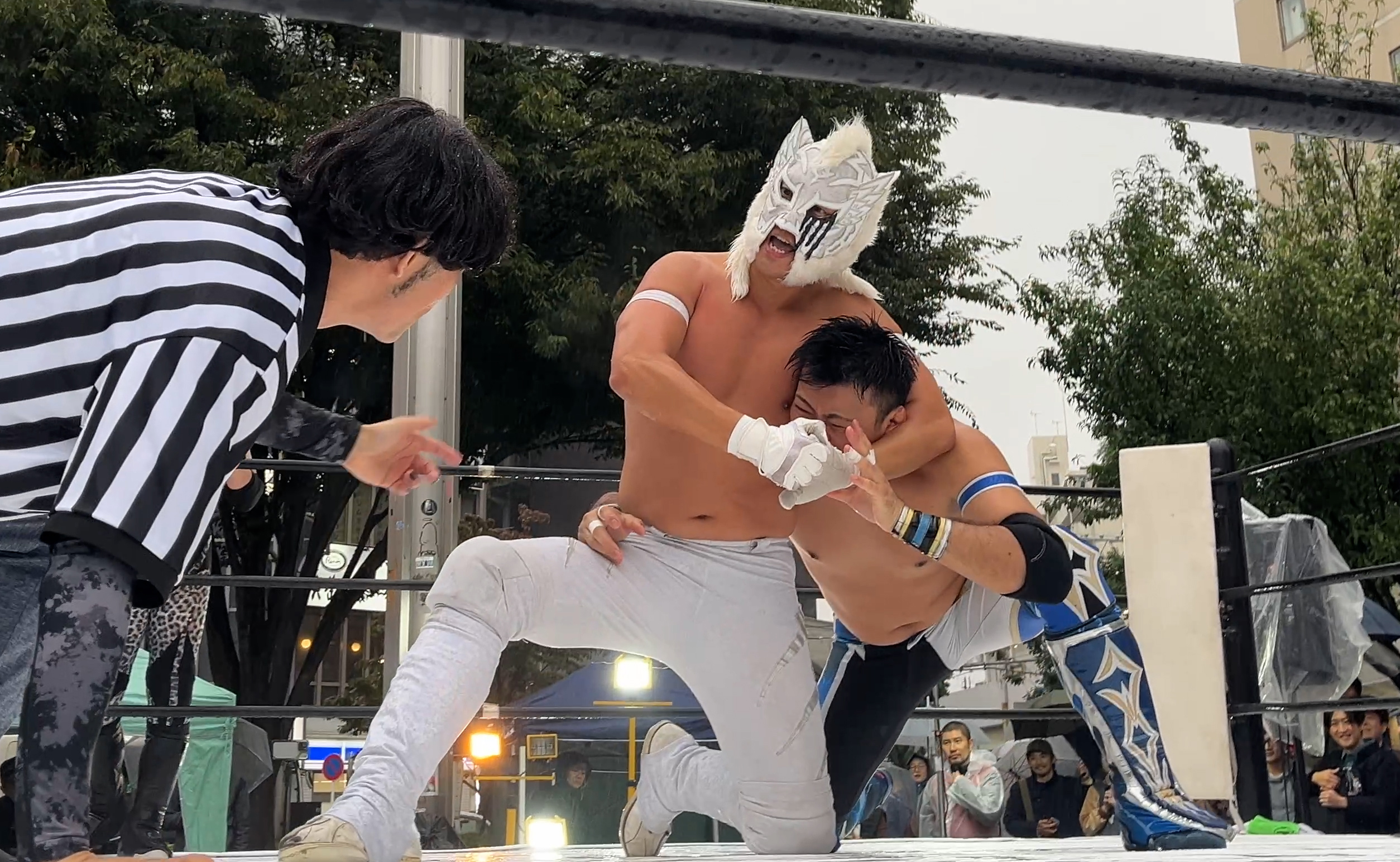 動画】雨にも負けず駅前プロレス、ド派手な投げ技に場外乱闘も 秋の大