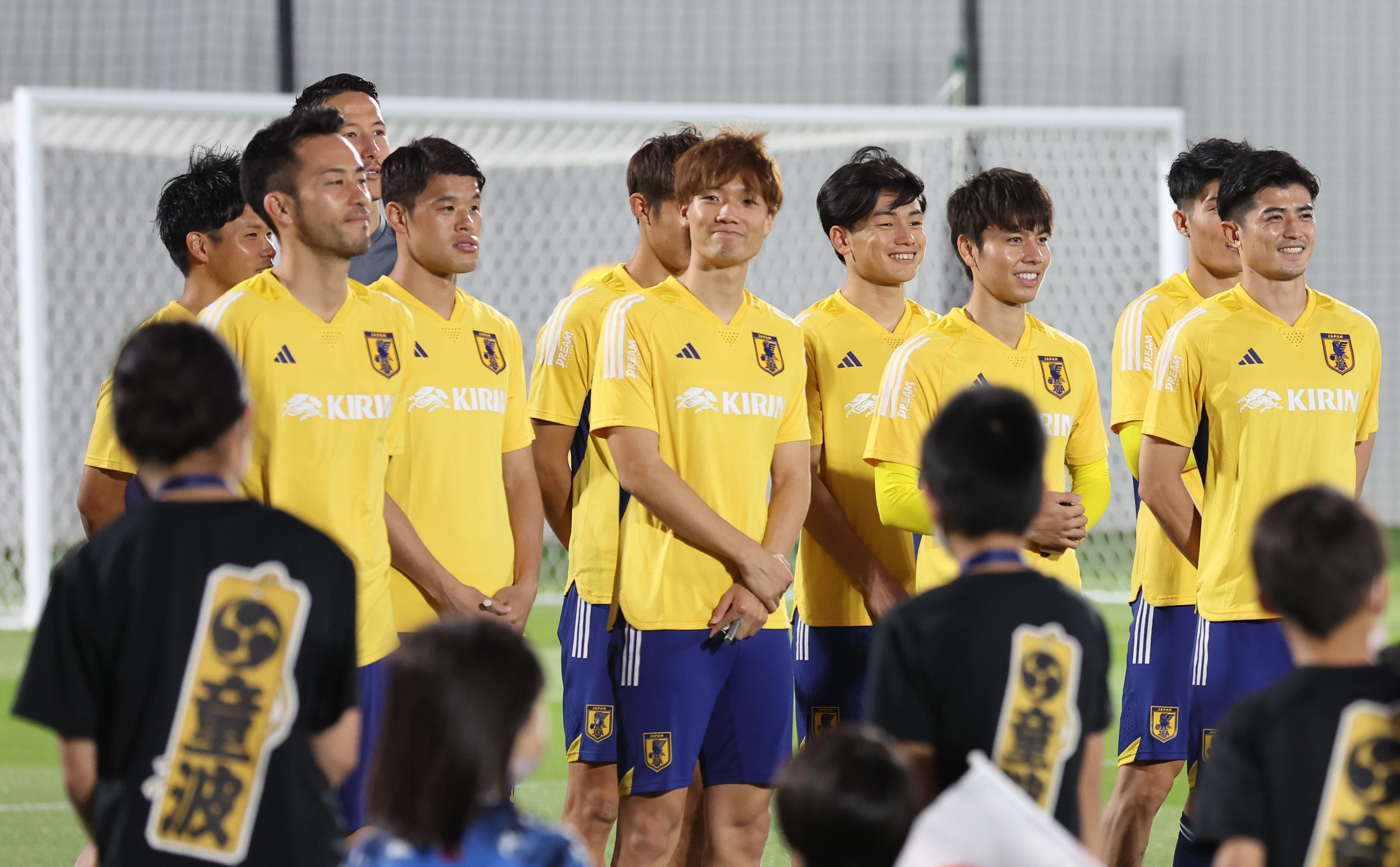 フォト】寄せ書きにニッコリ 日本代表、子どもたちから激励 - 産経ニュース