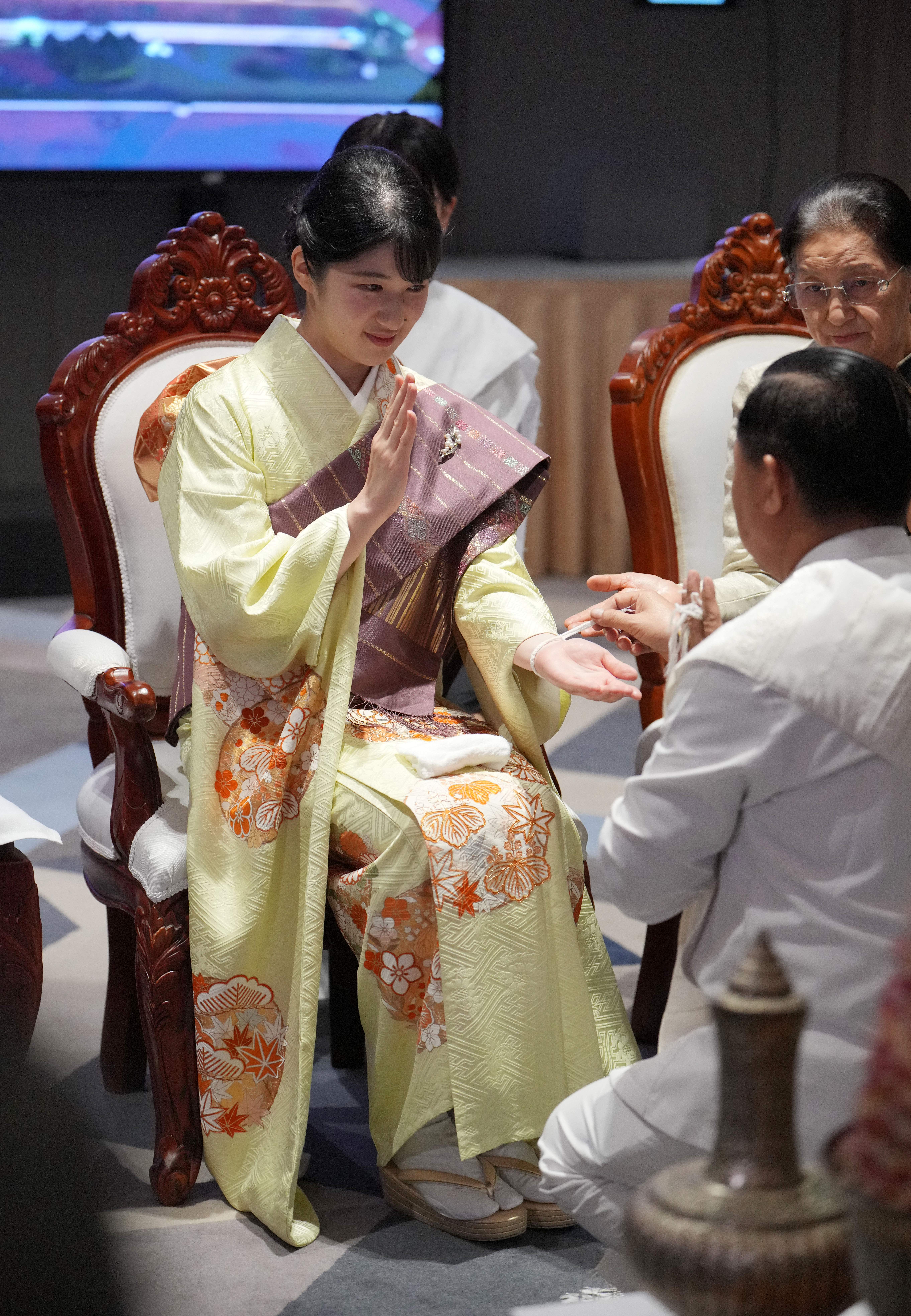 愛子さまの左手首に祈りの白いひも ラオスの伝統儀式「バーシー 
