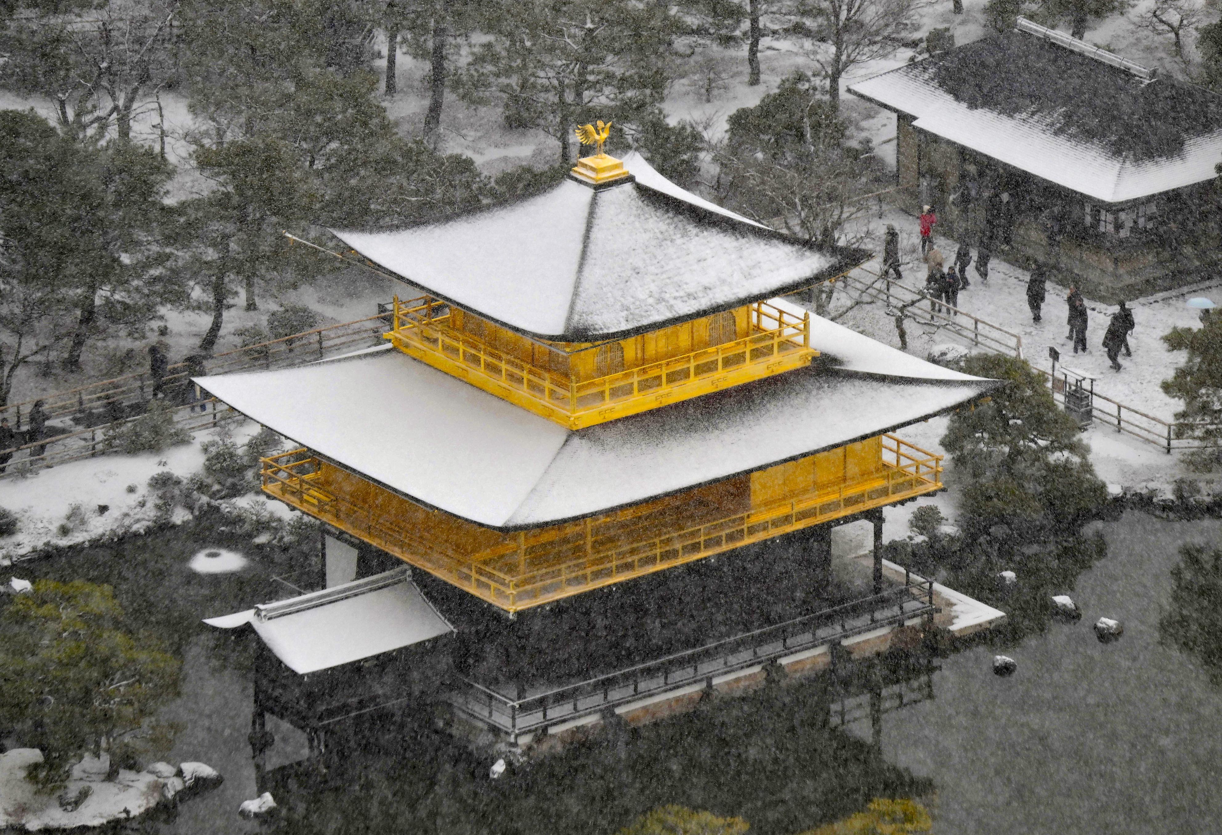 雪化粧の金閣寺 今季初、黄金引き立てる冬の装い 寒気の影響で京都市内