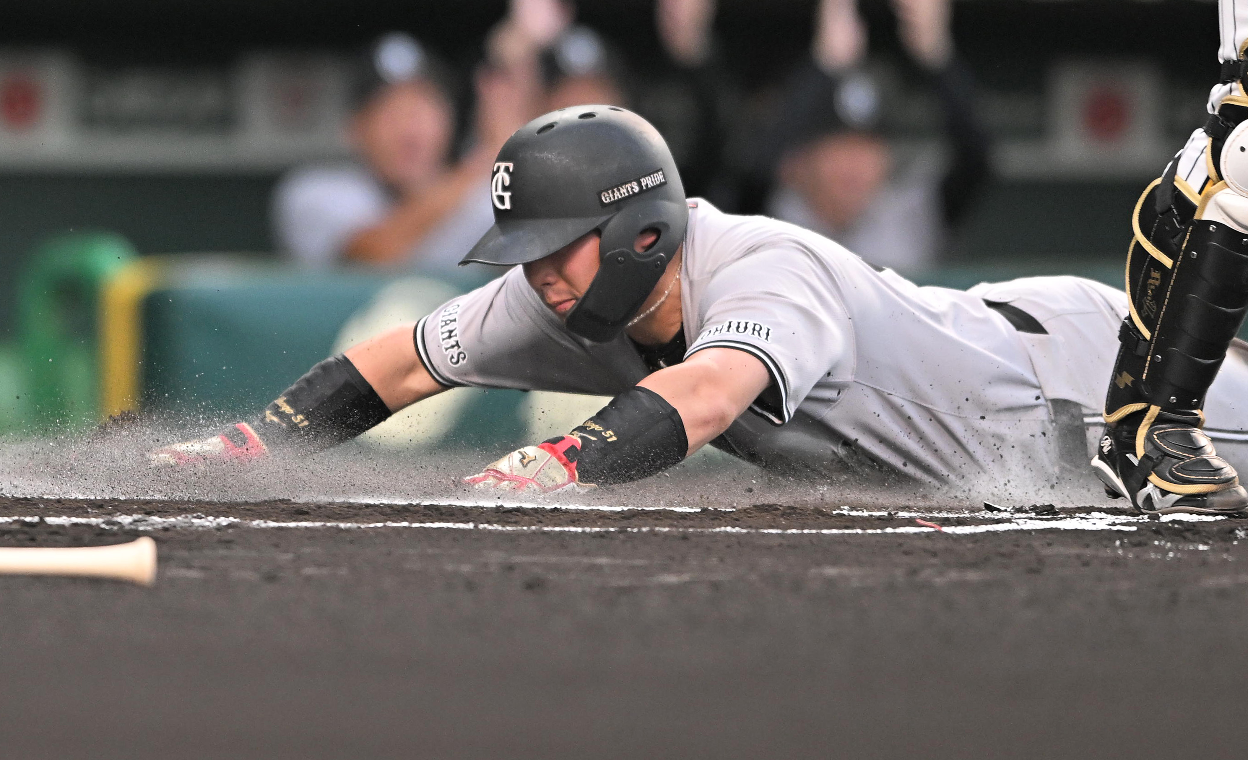 巨人・浅野翔吾が思い出の甲子園で二塁打 ヘッドスライディングで先制