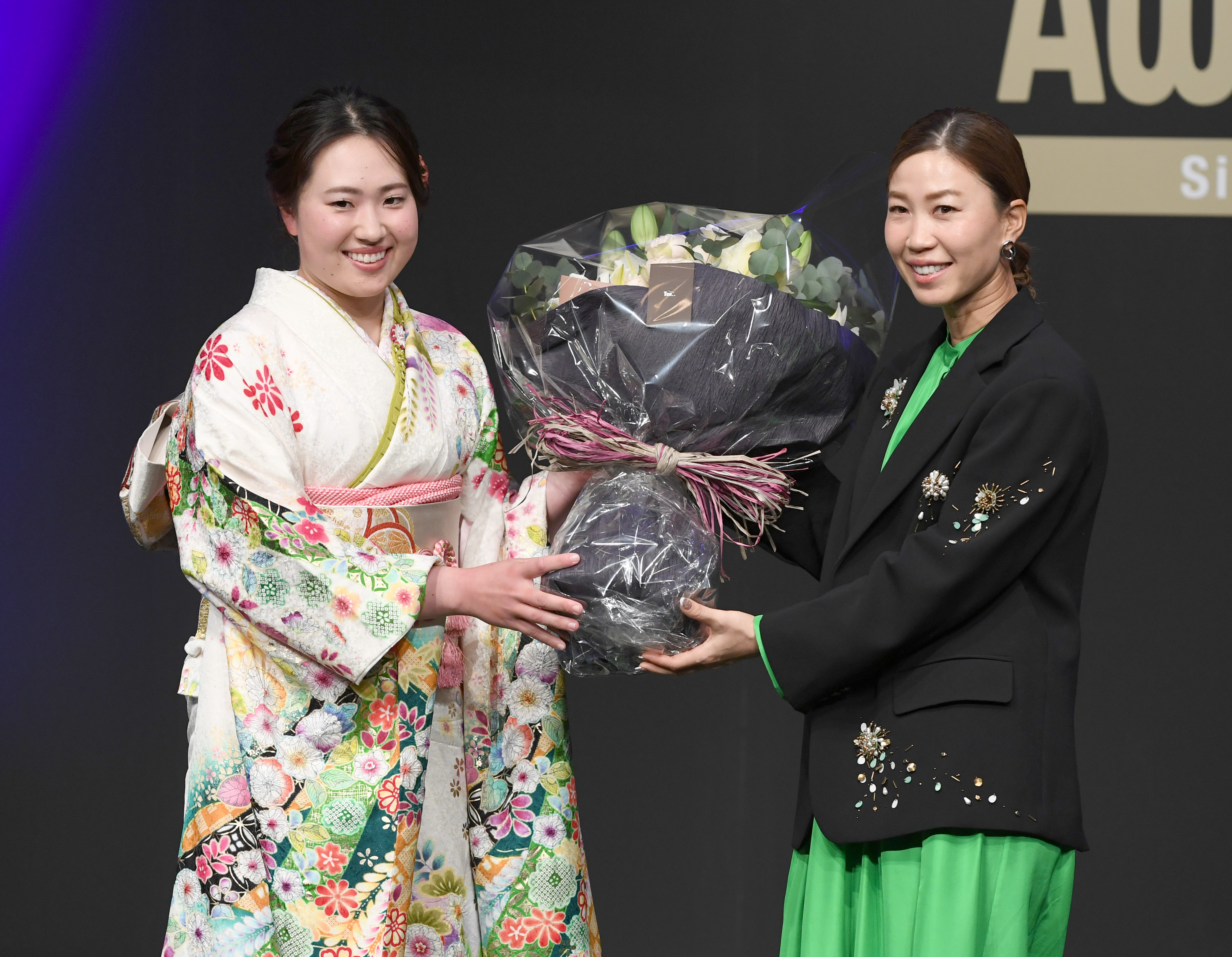 上田桃子に「特別功労賞」 竹田麗央からの花束に感慨深げ JLPGA