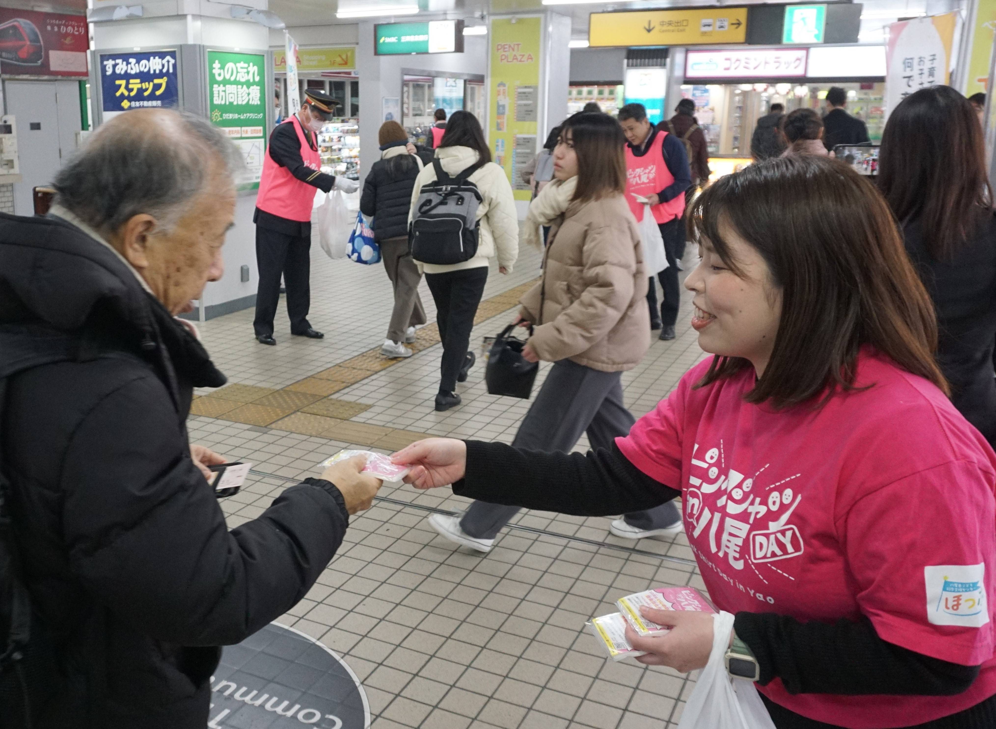 いじめ反対」ピンクシャツデー 賛同者が駅や商業施設で呼びかけ 大阪