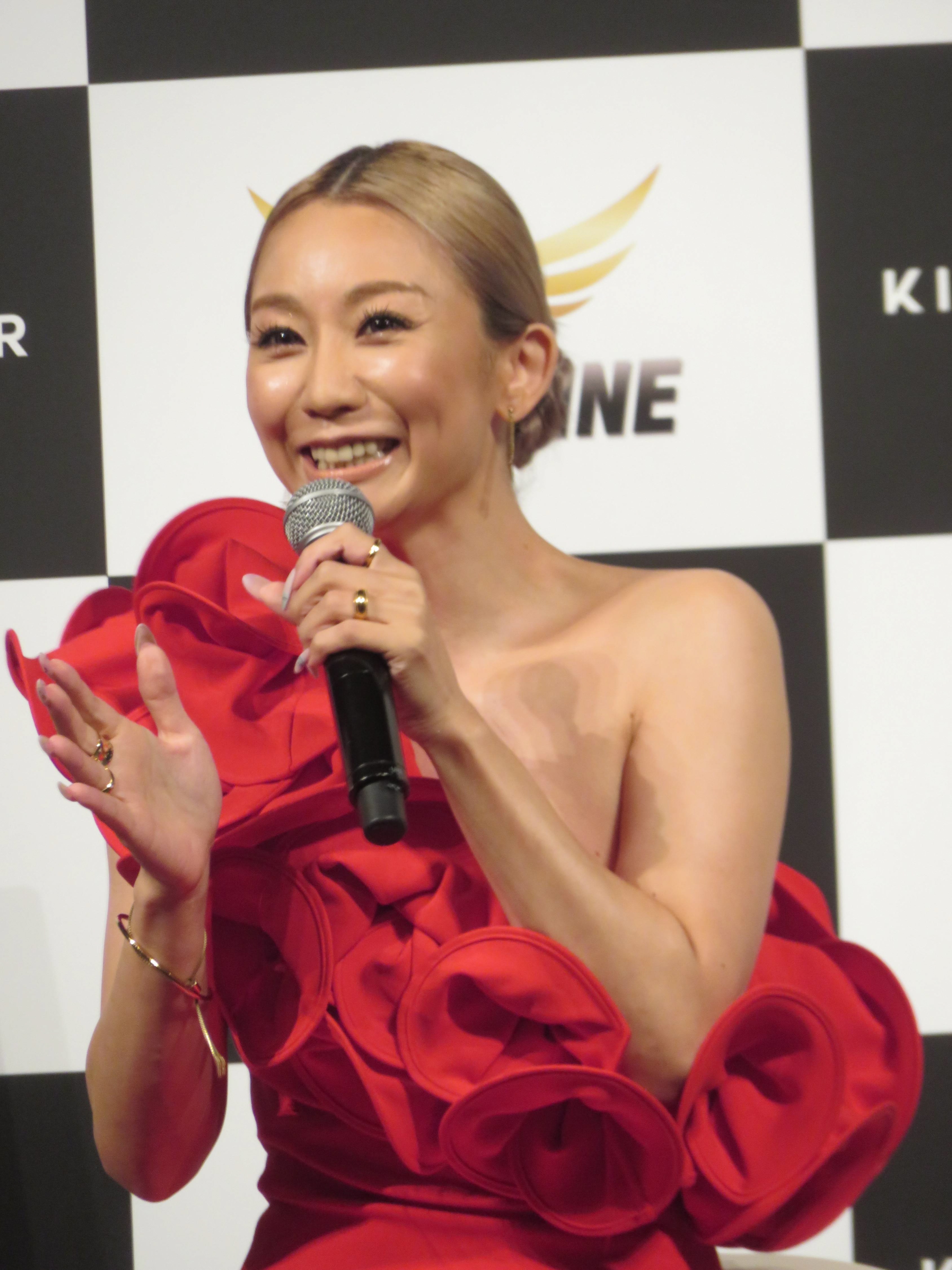 倖田來未、真っ赤なセクシードレスで美ボディー披露 - サンスポ