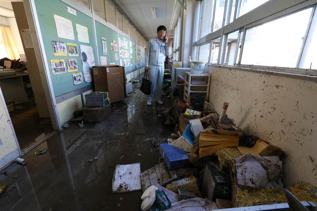 台風19号】泥まみれの机やいす、授業再開メド立たず 福島・郡山の