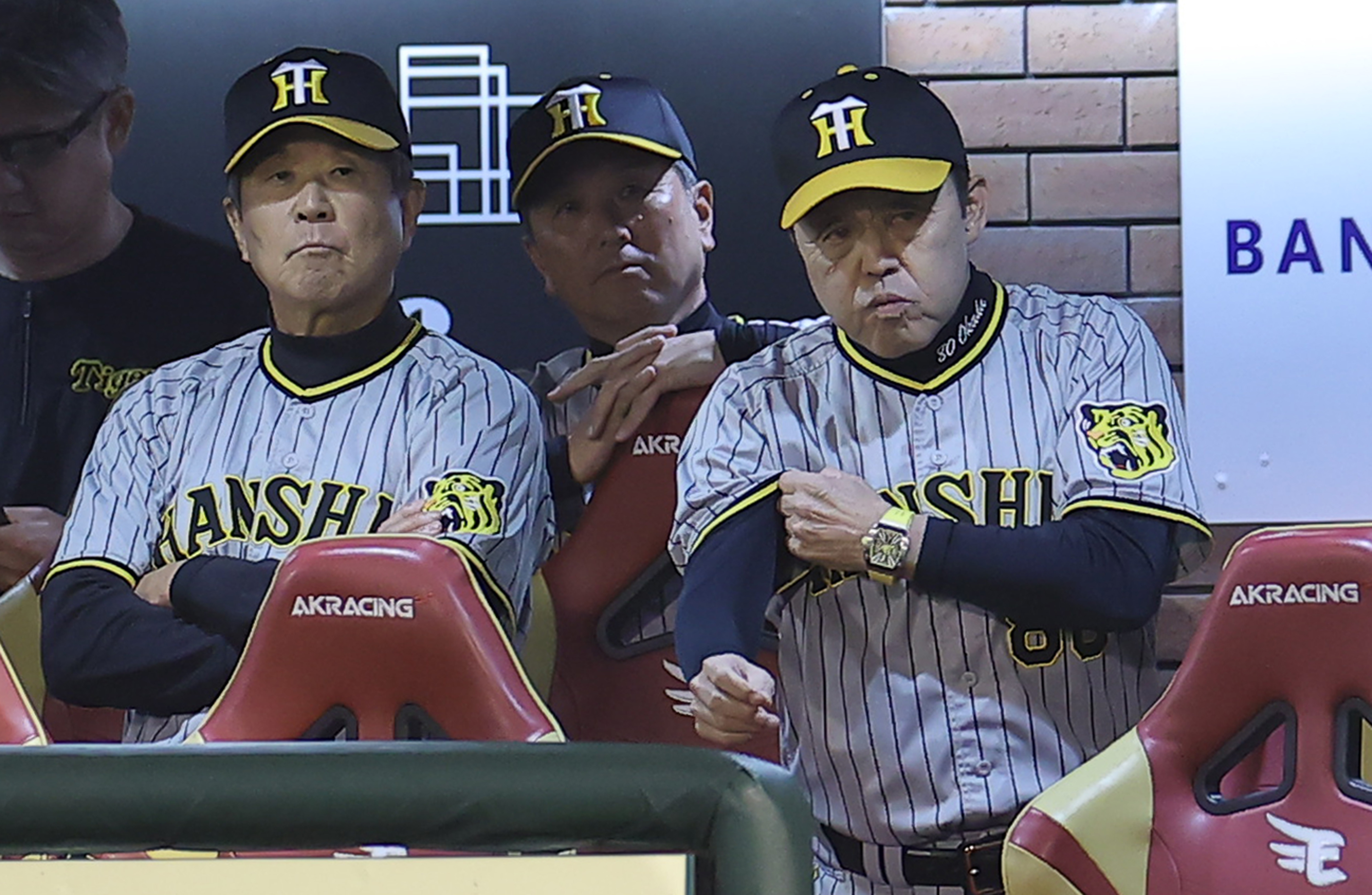 鬼筆のスポ魂】Vロード邁進中の岡田監督への絶賛…コーチ陣の貢献も