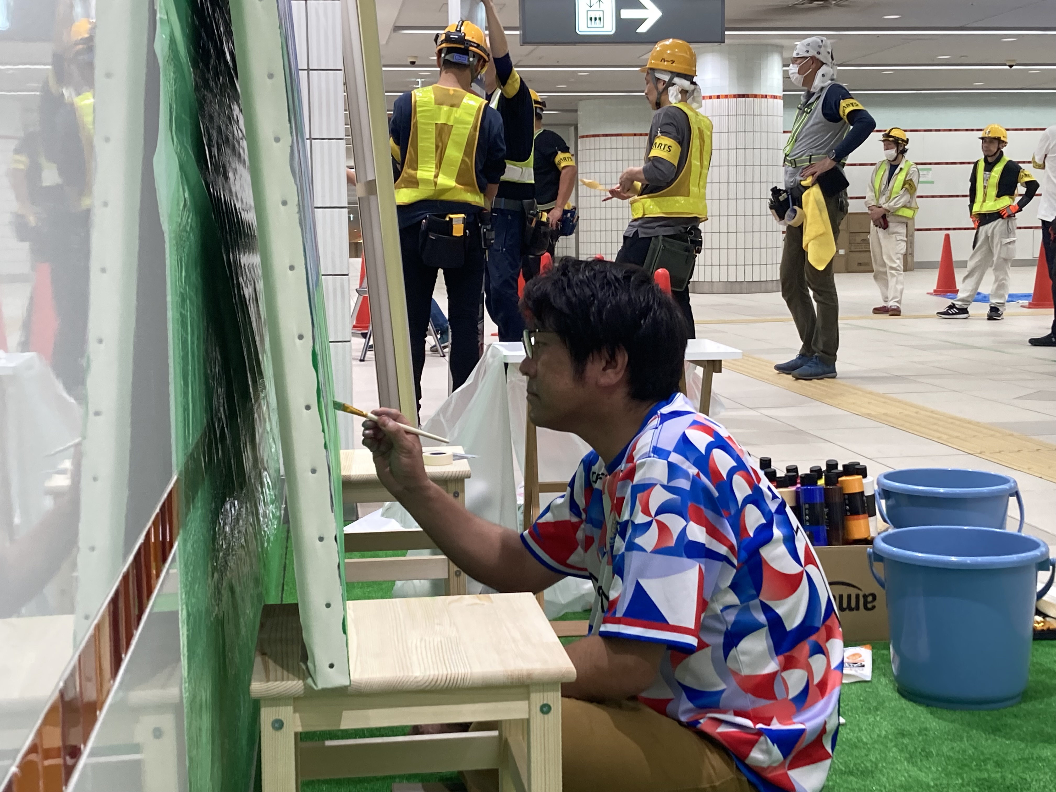 マリノスが横浜駅に巨大〝新聞〟 逆転Ｖへ順位表広告 - 産経ニュース