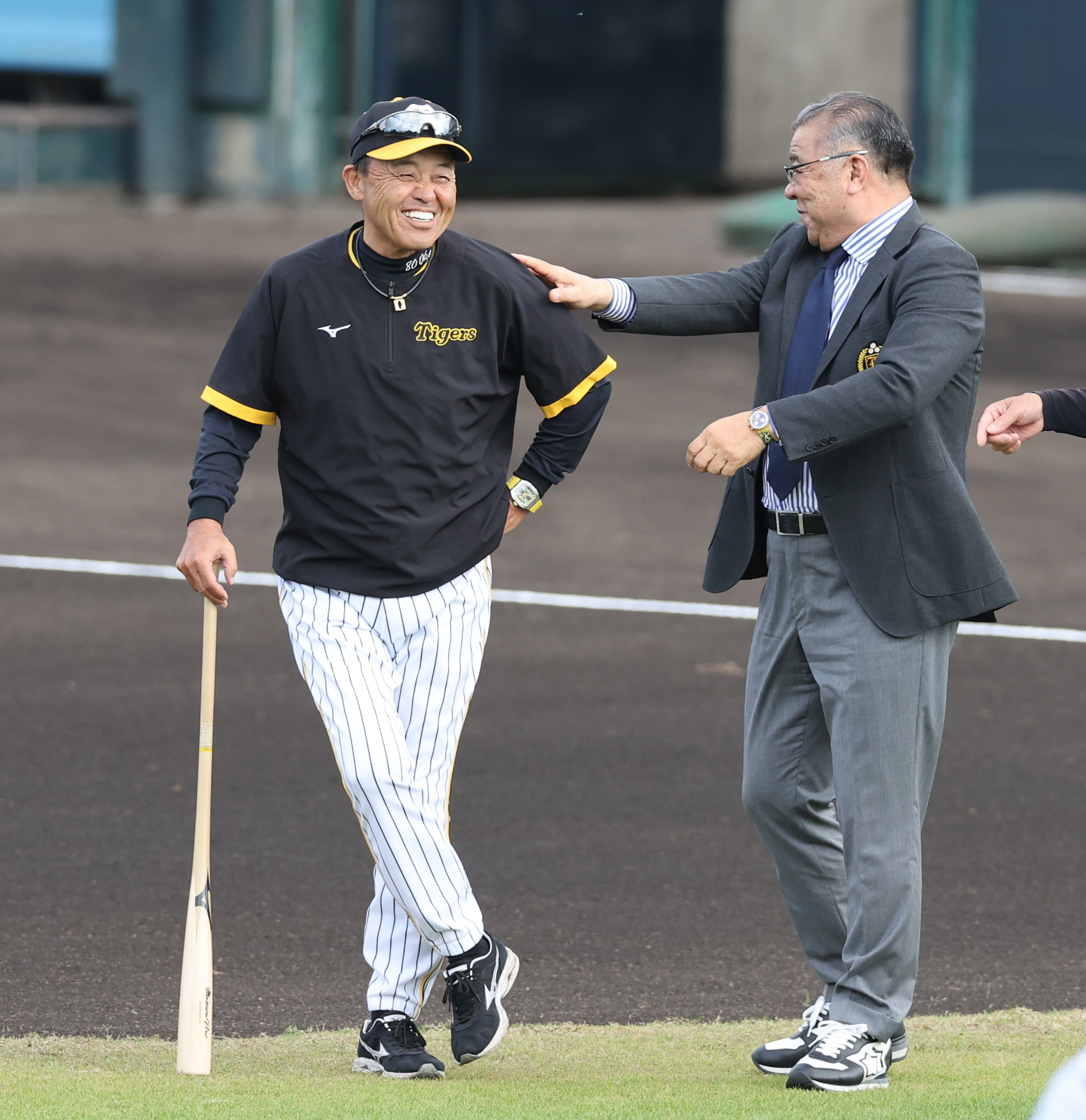 鬼筆」越後屋のトラ漫遊記】掛布新OB会長就任の流れ 岡田監督は、背後