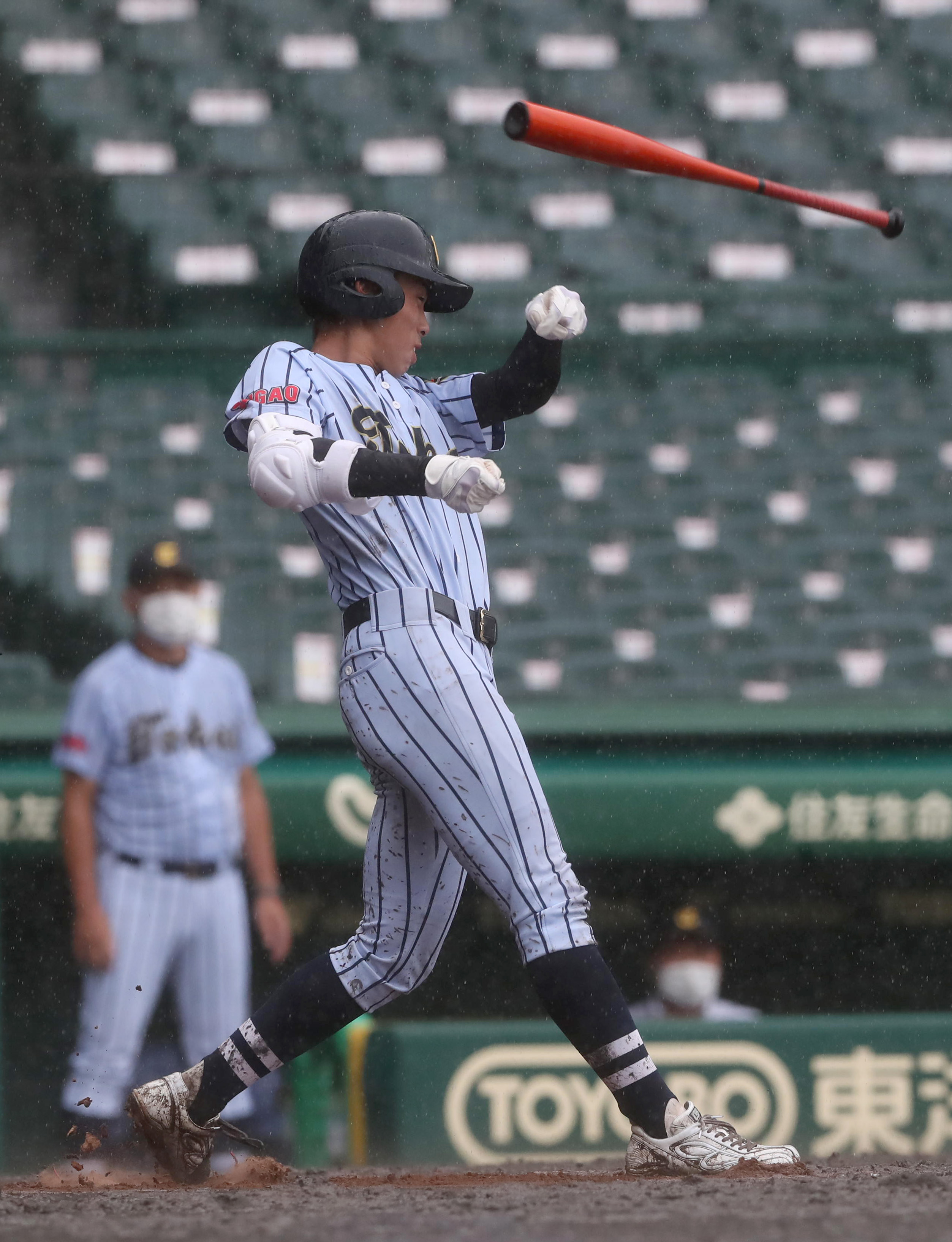 夏の甲子園】無念の幕切れ…東海大菅生、3点追う八回1死一、二塁 降雨