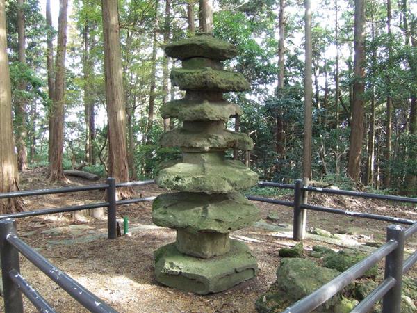 六重の塔 関西プチ遺産】十三重が崩れて六重の塔になった「塔の森」周囲には残欠