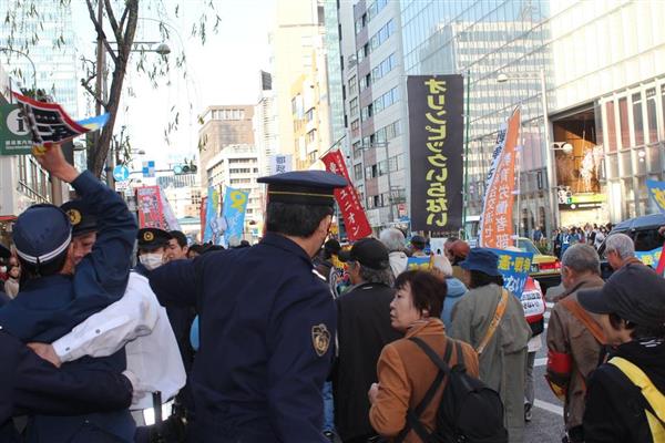 自民党大会 逆風の中 自民党大会会場の品川駅前は騒然 シュプレヒコール 罵声 左右団体が集結で イザ