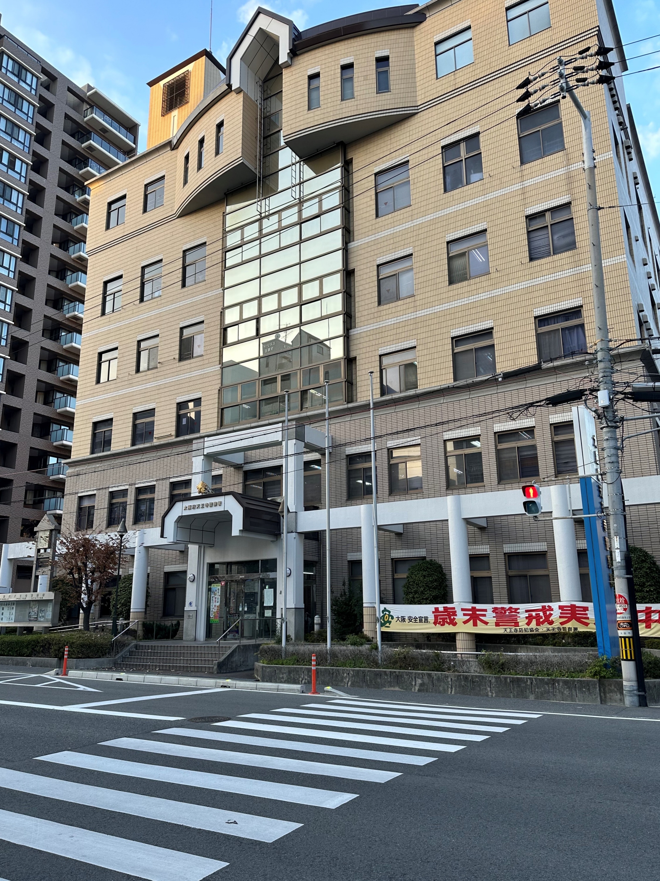 ラブホ パンツ姿 ラブホテルで男性変死、両手足に拘束具 腹部に複数あざ、連れの男性は先に退店し姿なし - 産経ニュース