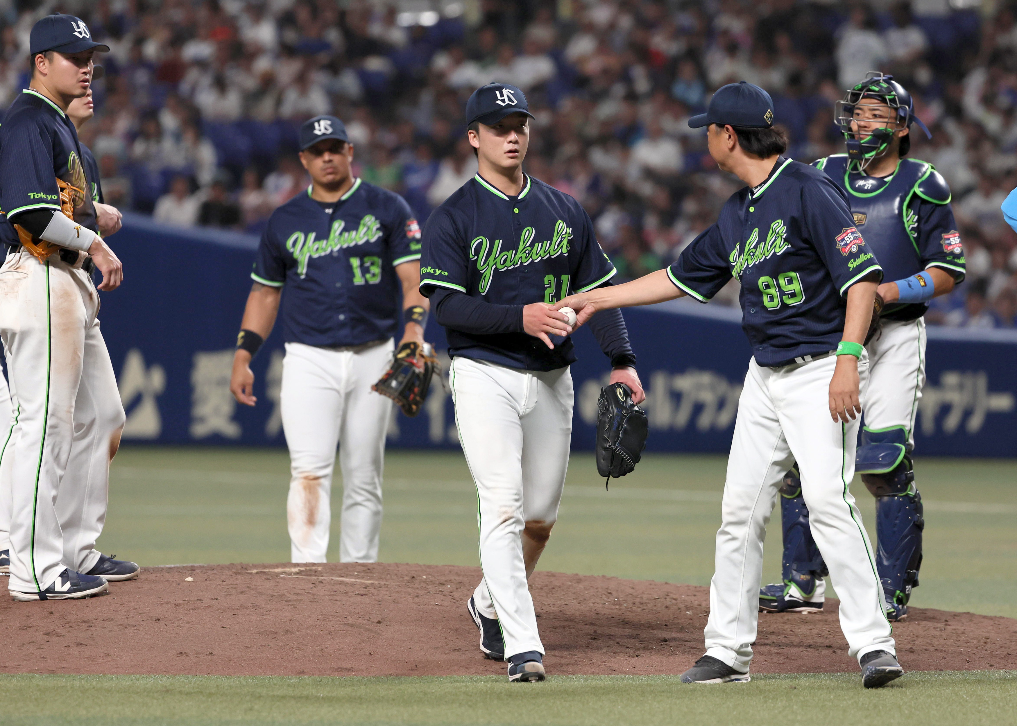 心折れるヤクルト ヤクルト、自力V消滅 吉村が右手の人さし指つって緊急降板