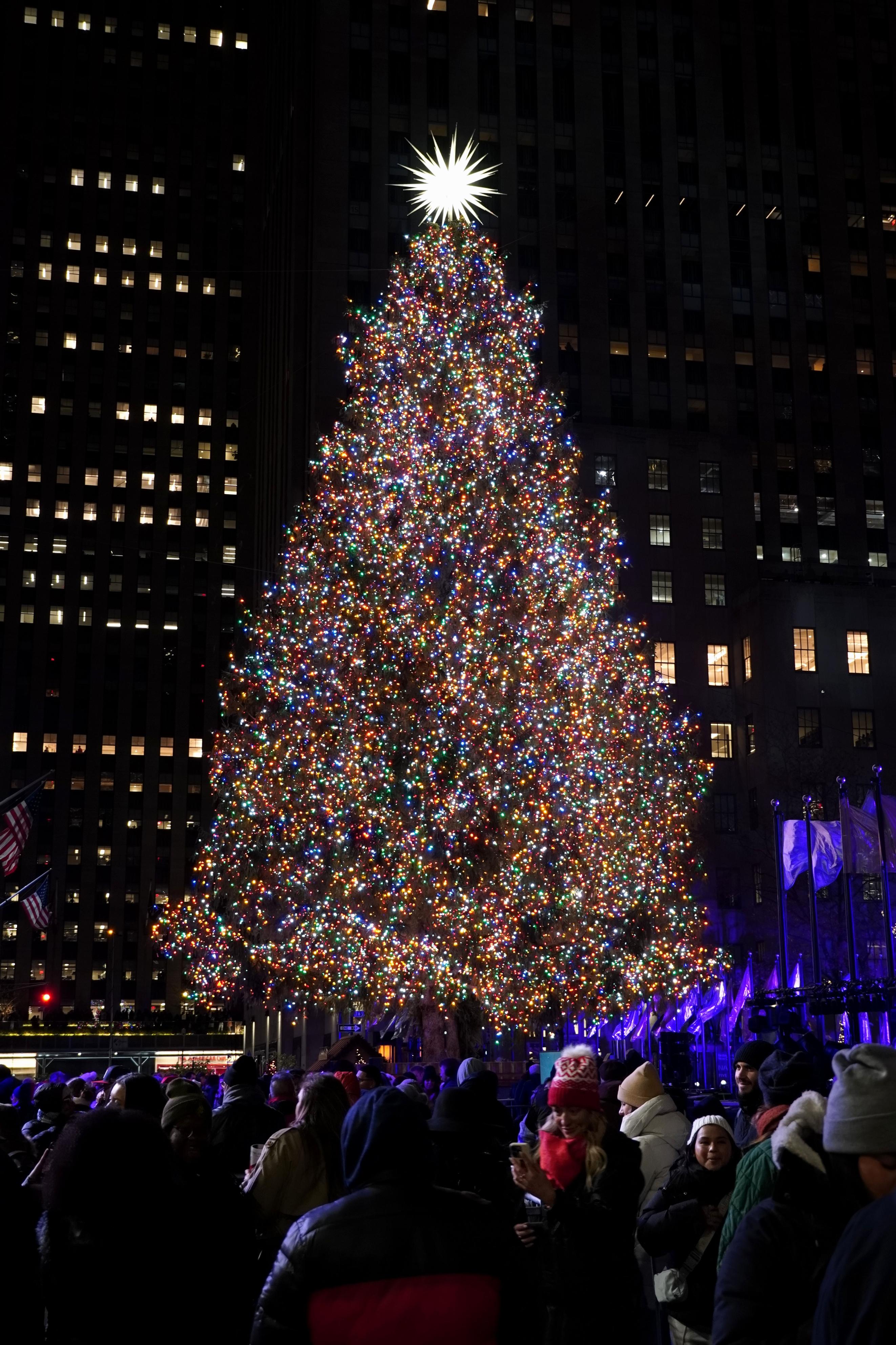 NYで恒例の巨大クリスマスツリー点灯 最上部にはスワロフスキー