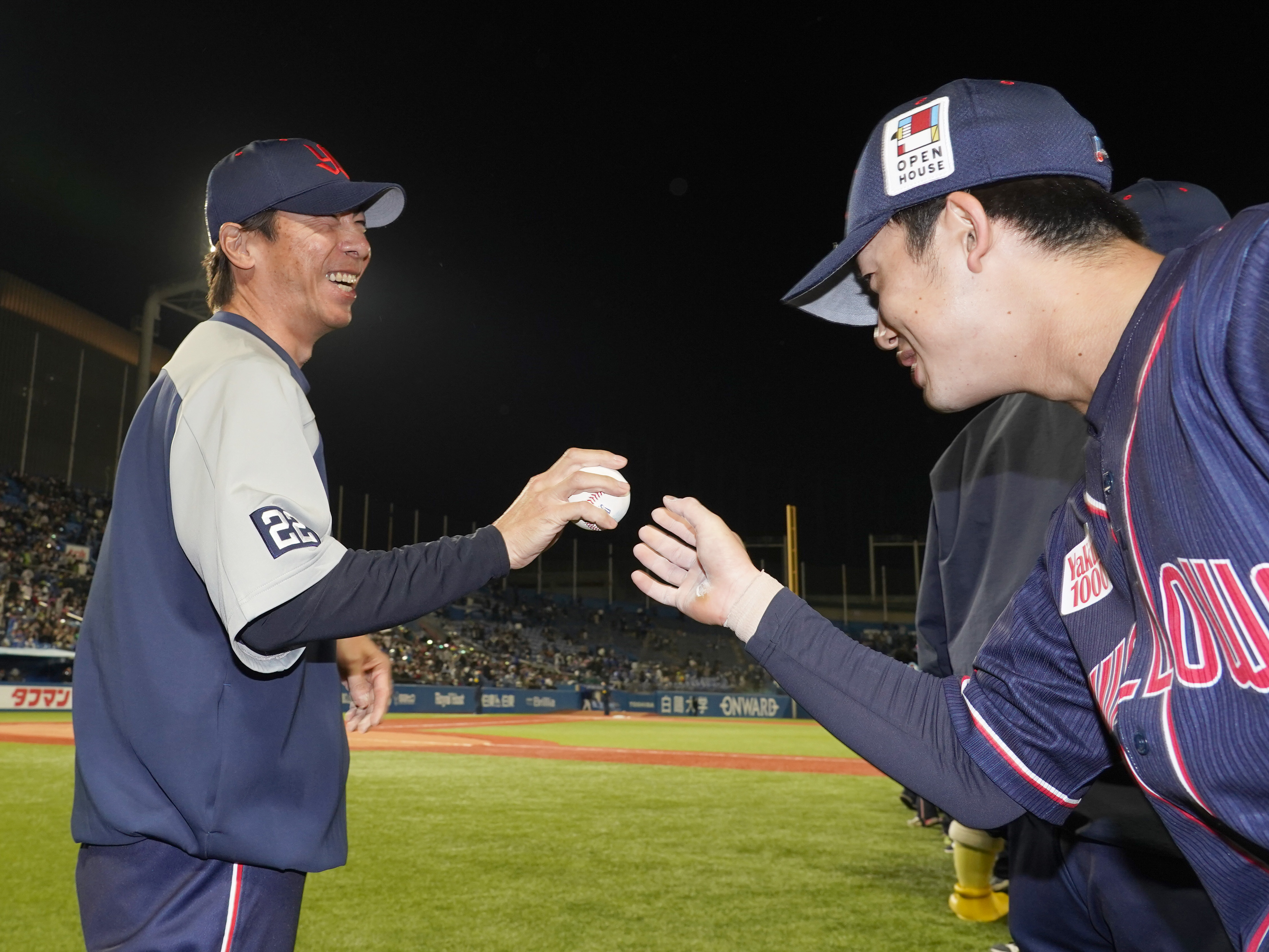 ヤクルト・高津臣吾監督の監督通算200勝の勝利球、ファンクラブ会員