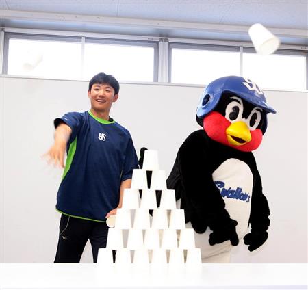 つば九郎 紙コップチャレンジにリベンジで１７個倒しｓｔａｙｈｏｍｅ呼びかけ サンスポ
