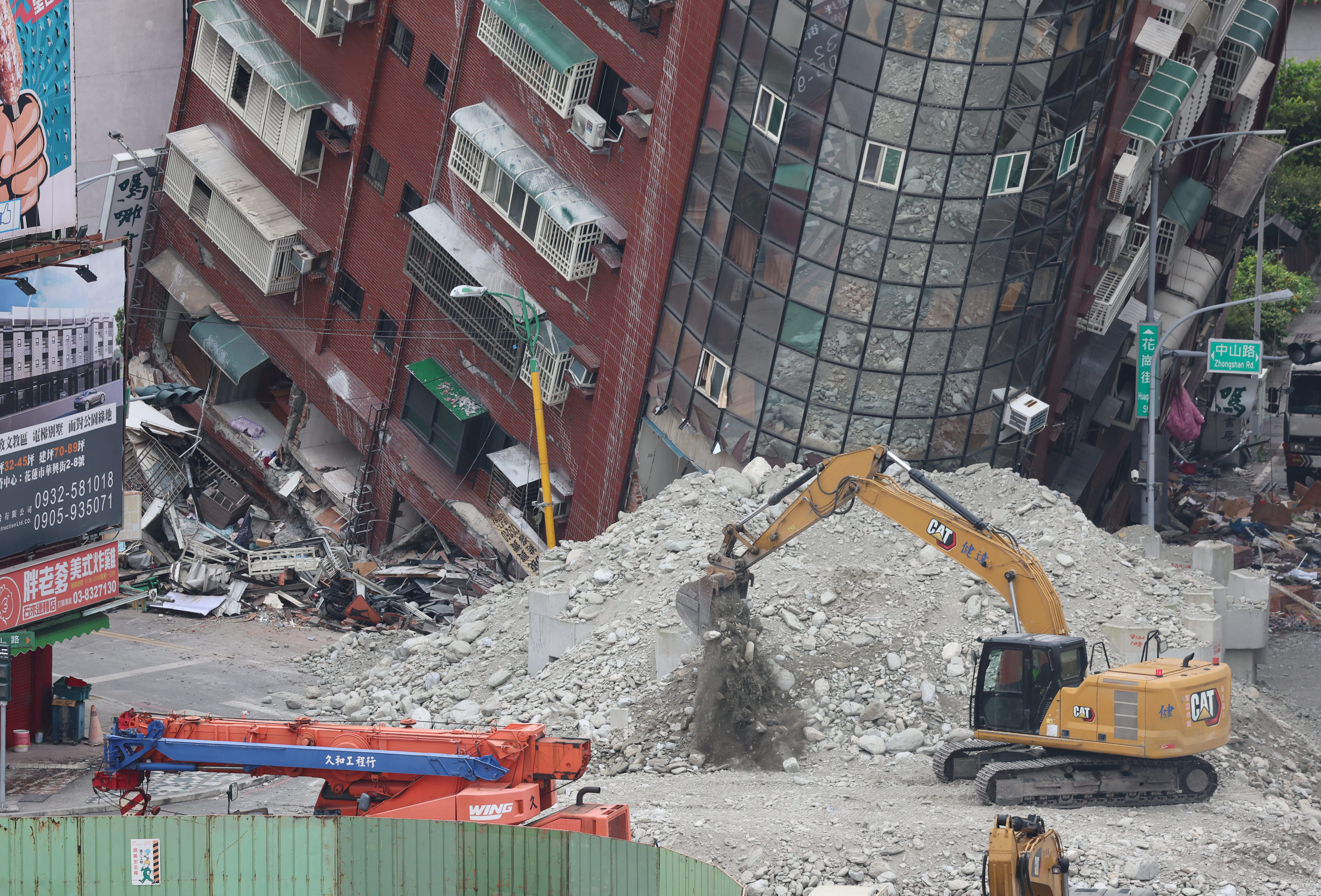 倒壊の恐れ、傾いた9階建てマンションの解体開始 余震400回超える