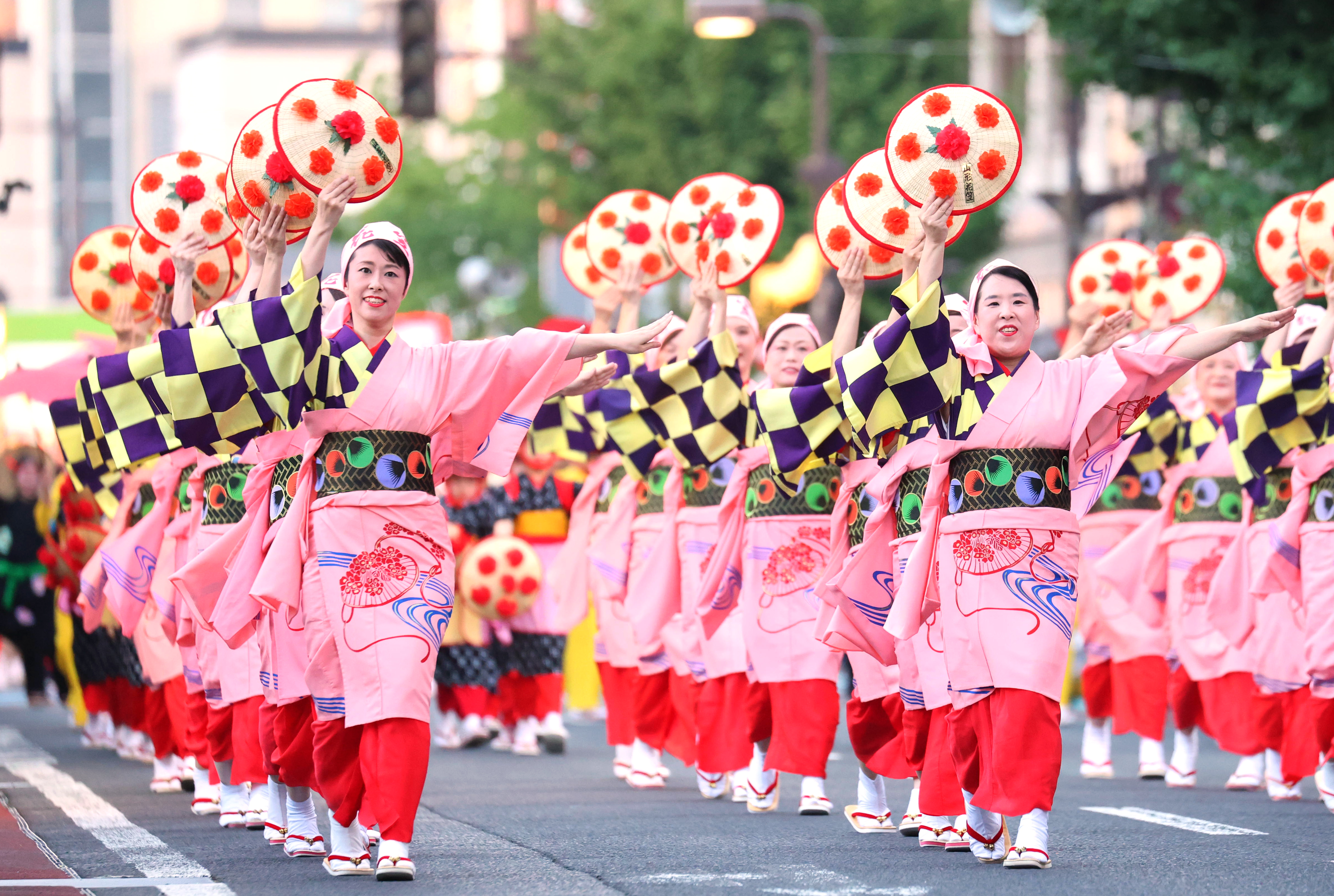 ヤッショ、マカショ」の掛け声響き渡る 華麗な舞いを踊り手が披露 山形