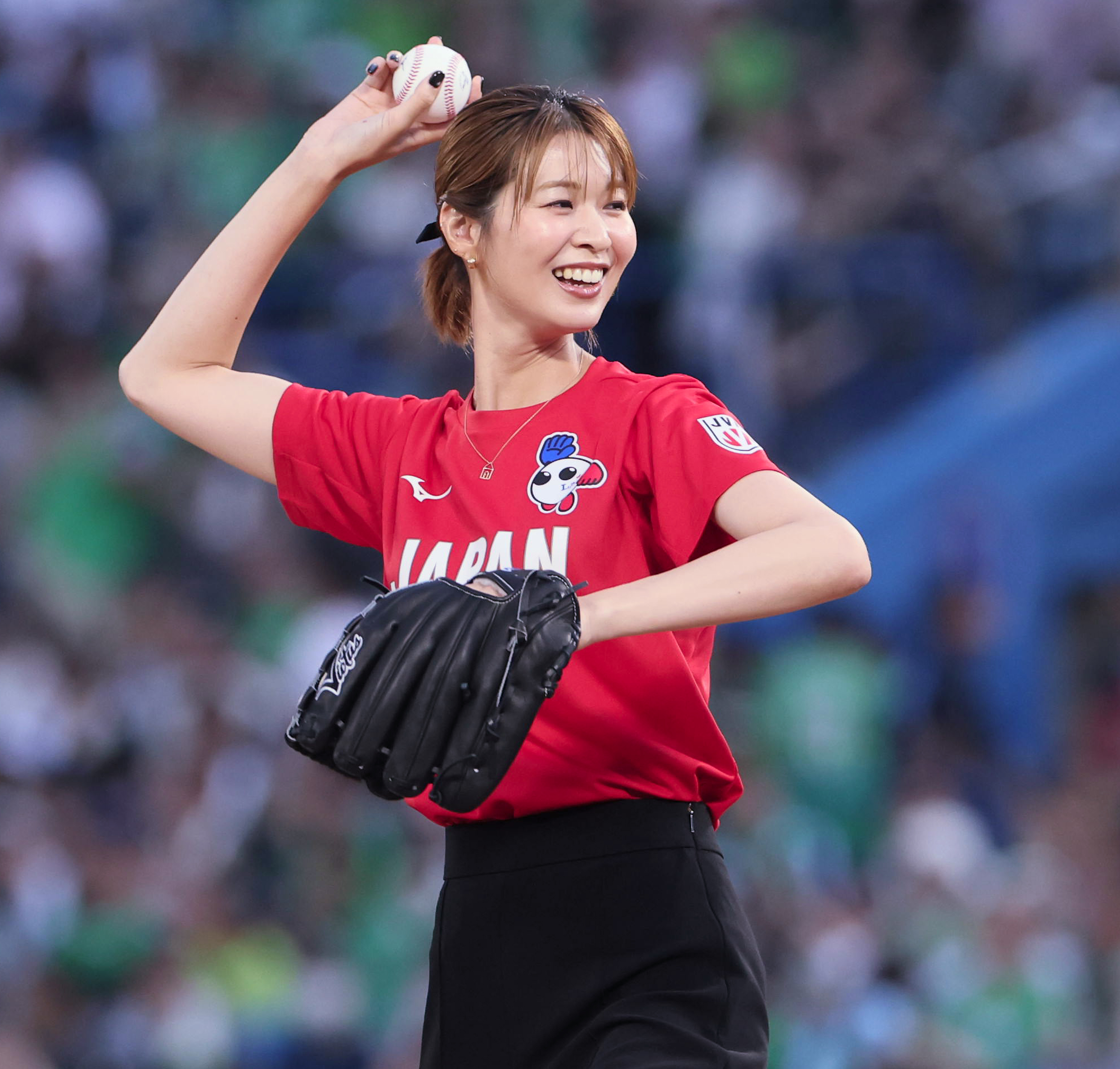元バレー日本代表の木村沙織さん、神宮でワンバン投球「ノーバンで投げ